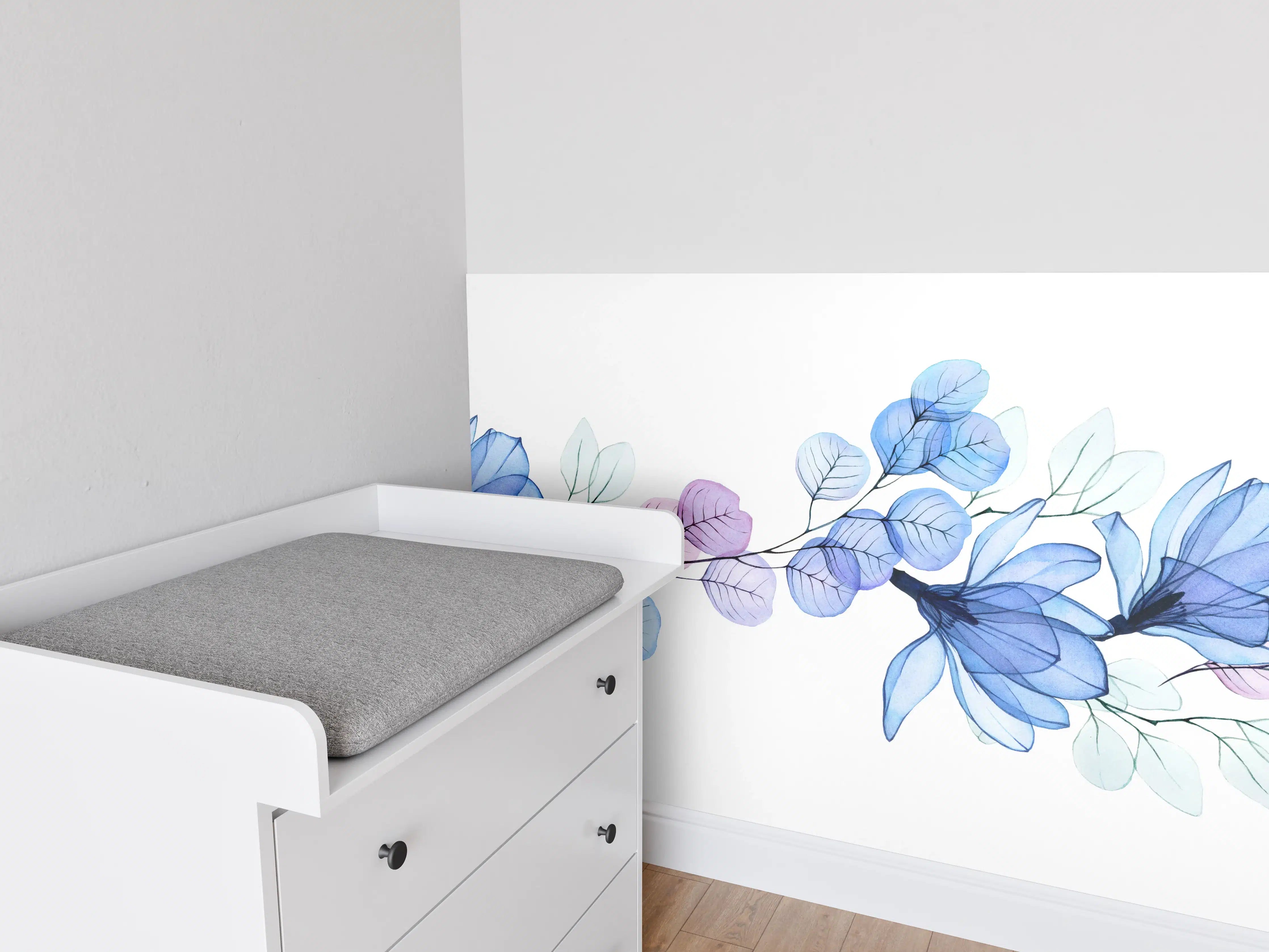 Babyzimmer Wandgestaltung - Blumen in Blau, Lila und Grautönen