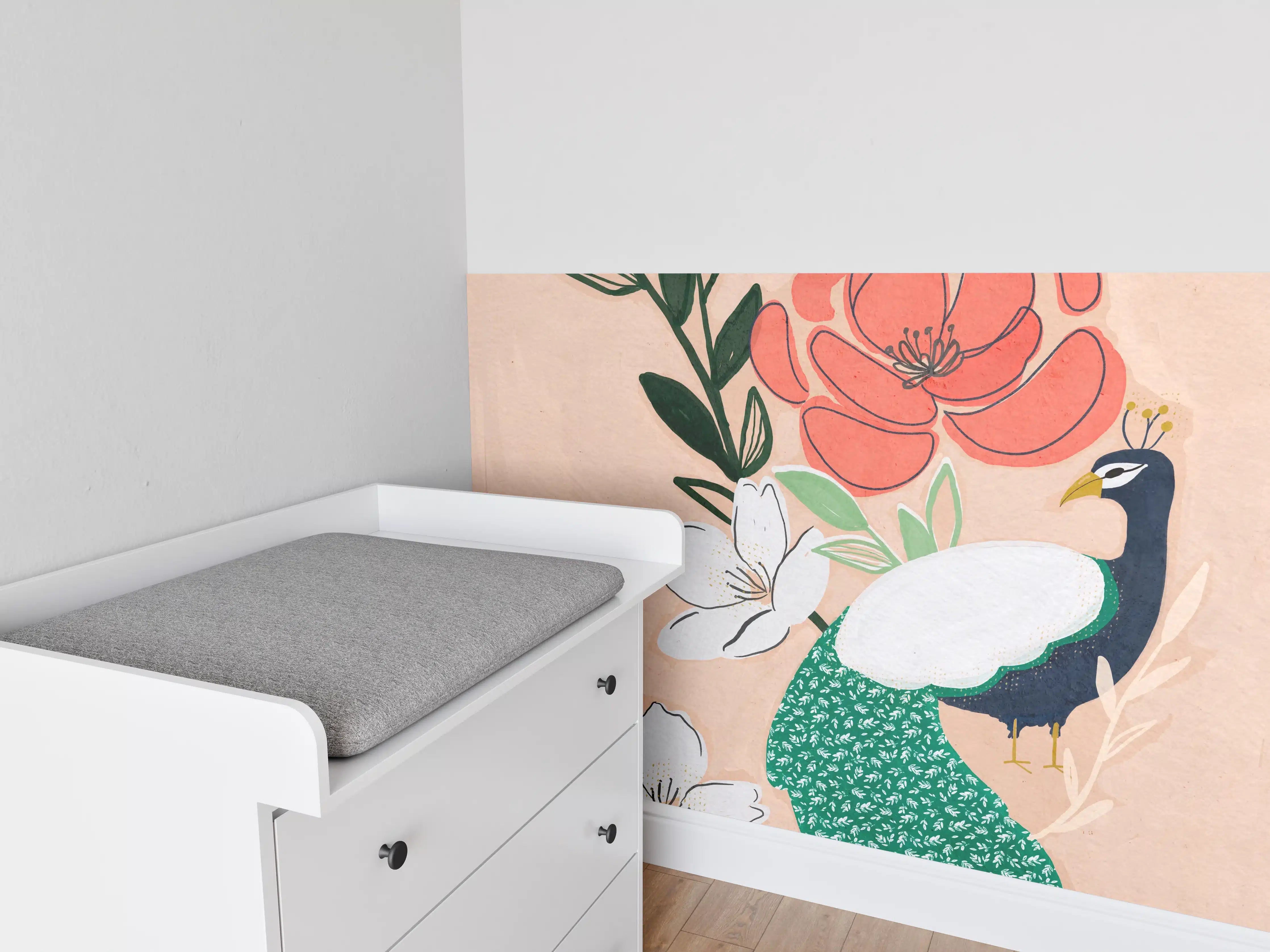 Babyzimmer Wandgestaltung - Blumen, Pfau und Naturmotive in sanften Farben