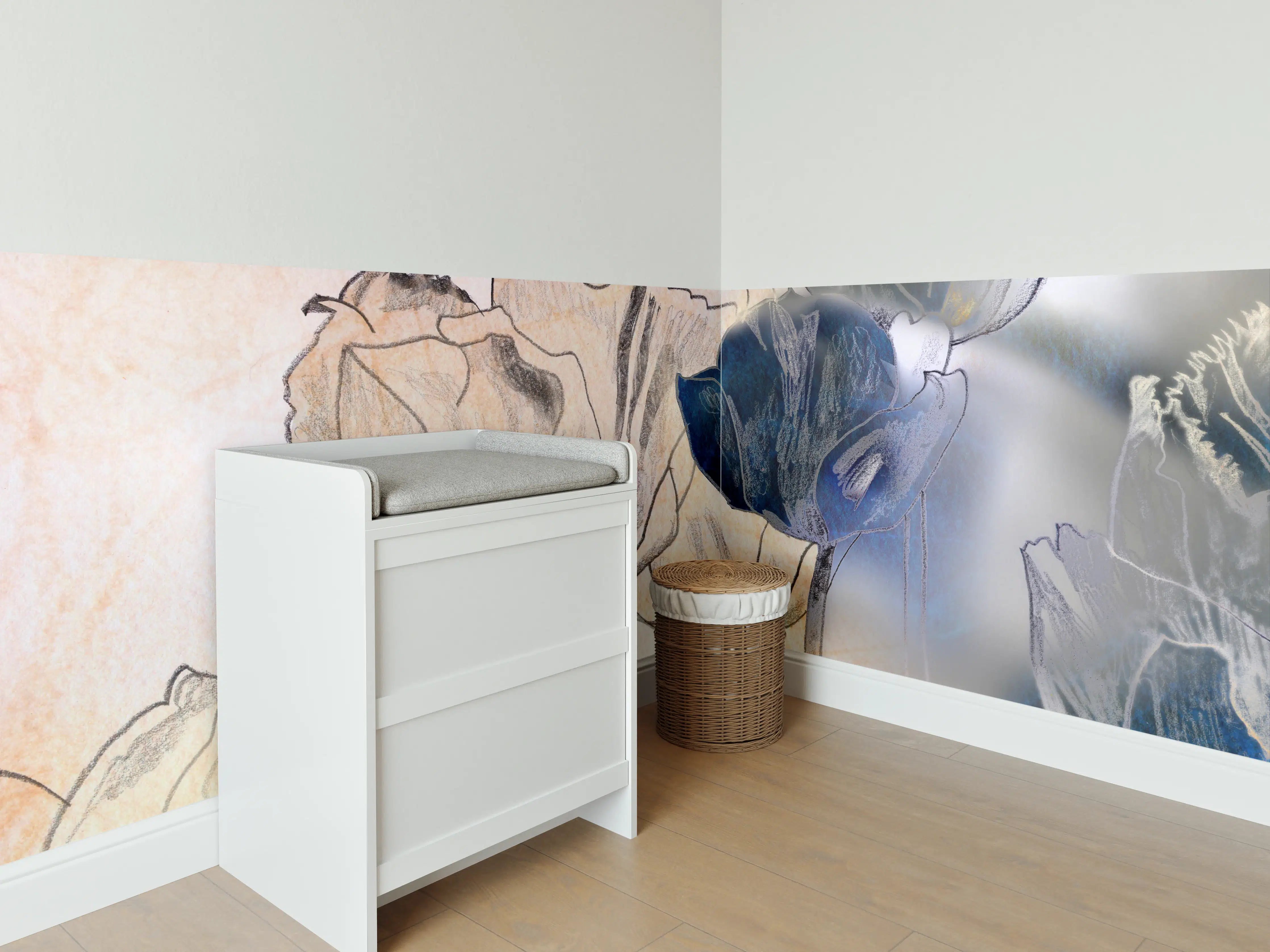 Babyzimmer Wandgestaltung - Blumenillustration in sanften Tönen mit blauen Akzenten