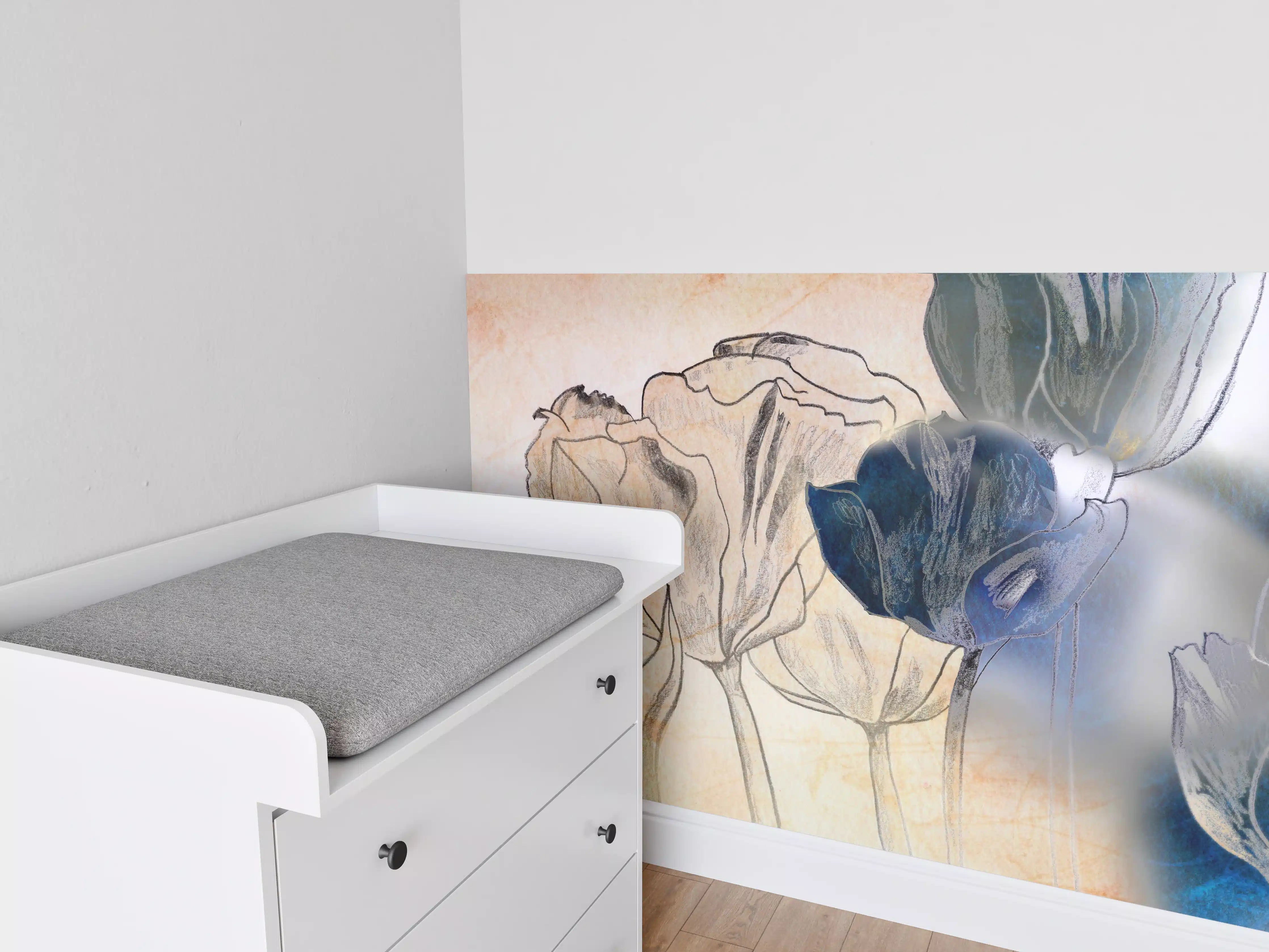 Babyzimmer Wandgestaltung - Blumenillustration in sanften Tönen mit blauen Akzenten