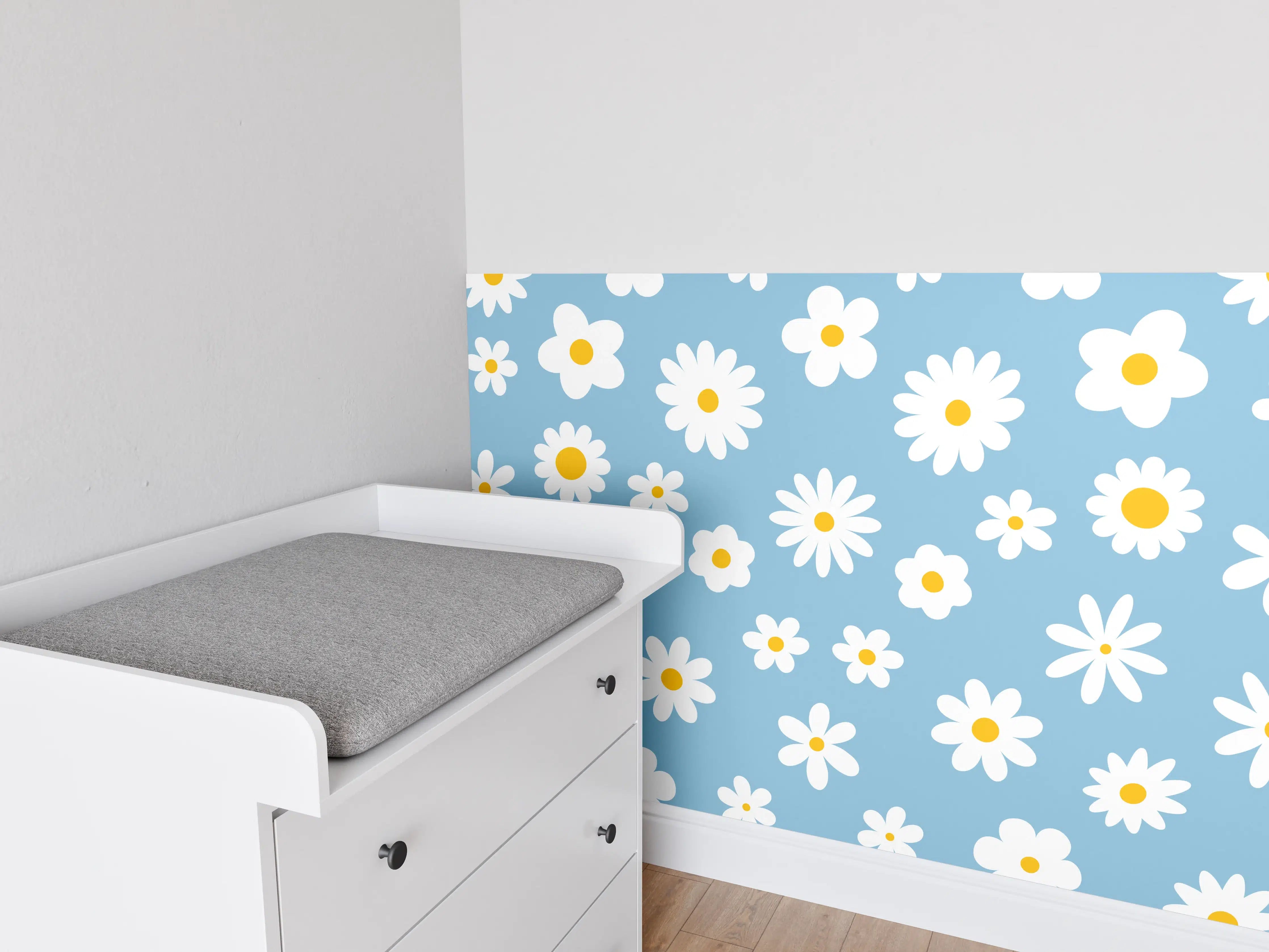 Babyzimmer Wandgestaltung - Blumenmuster auf pastellblauem Hintergrund