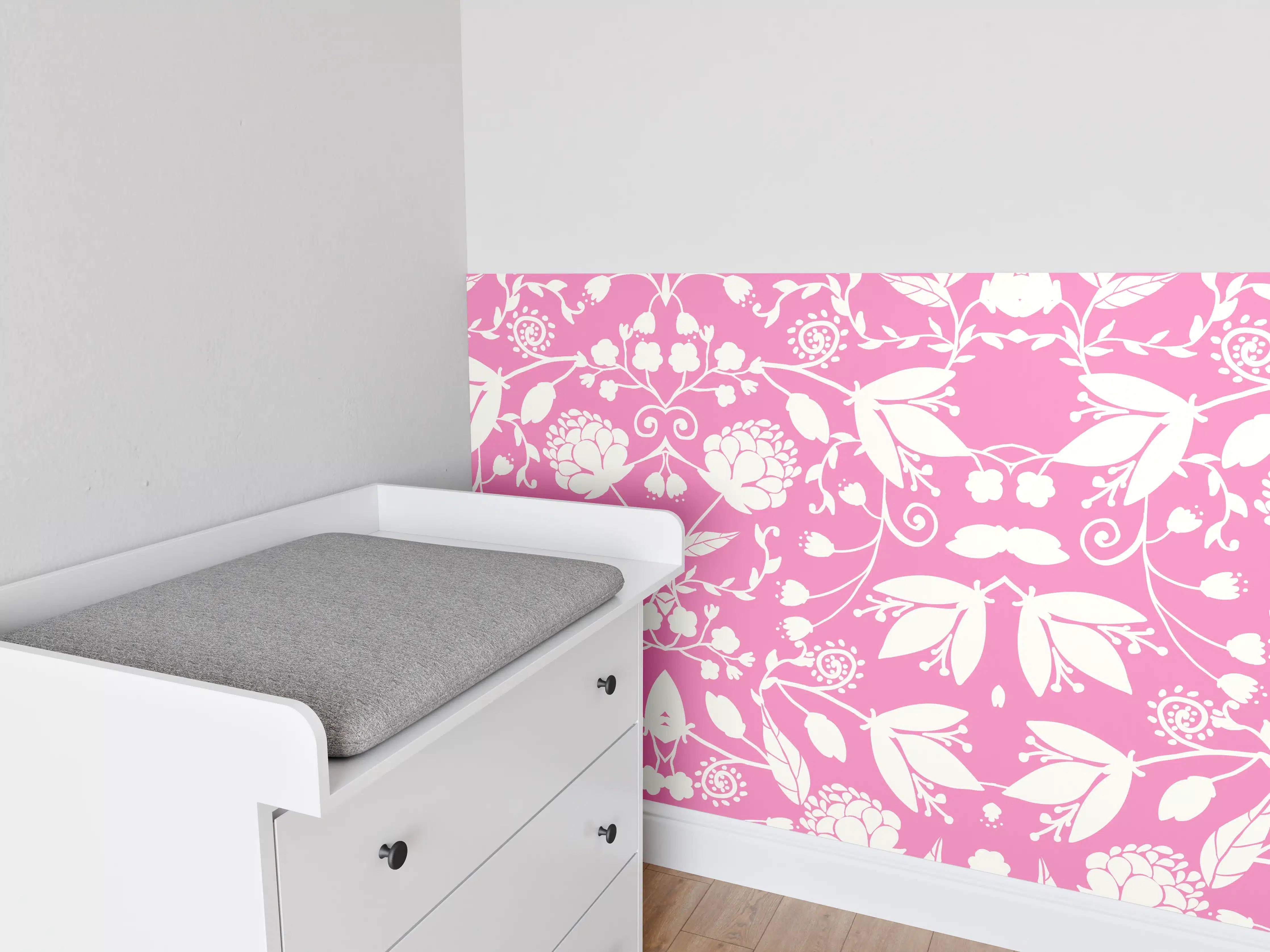 Babyzimmer Wandgestaltung - Blumenmuster auf rosa Hintergrund