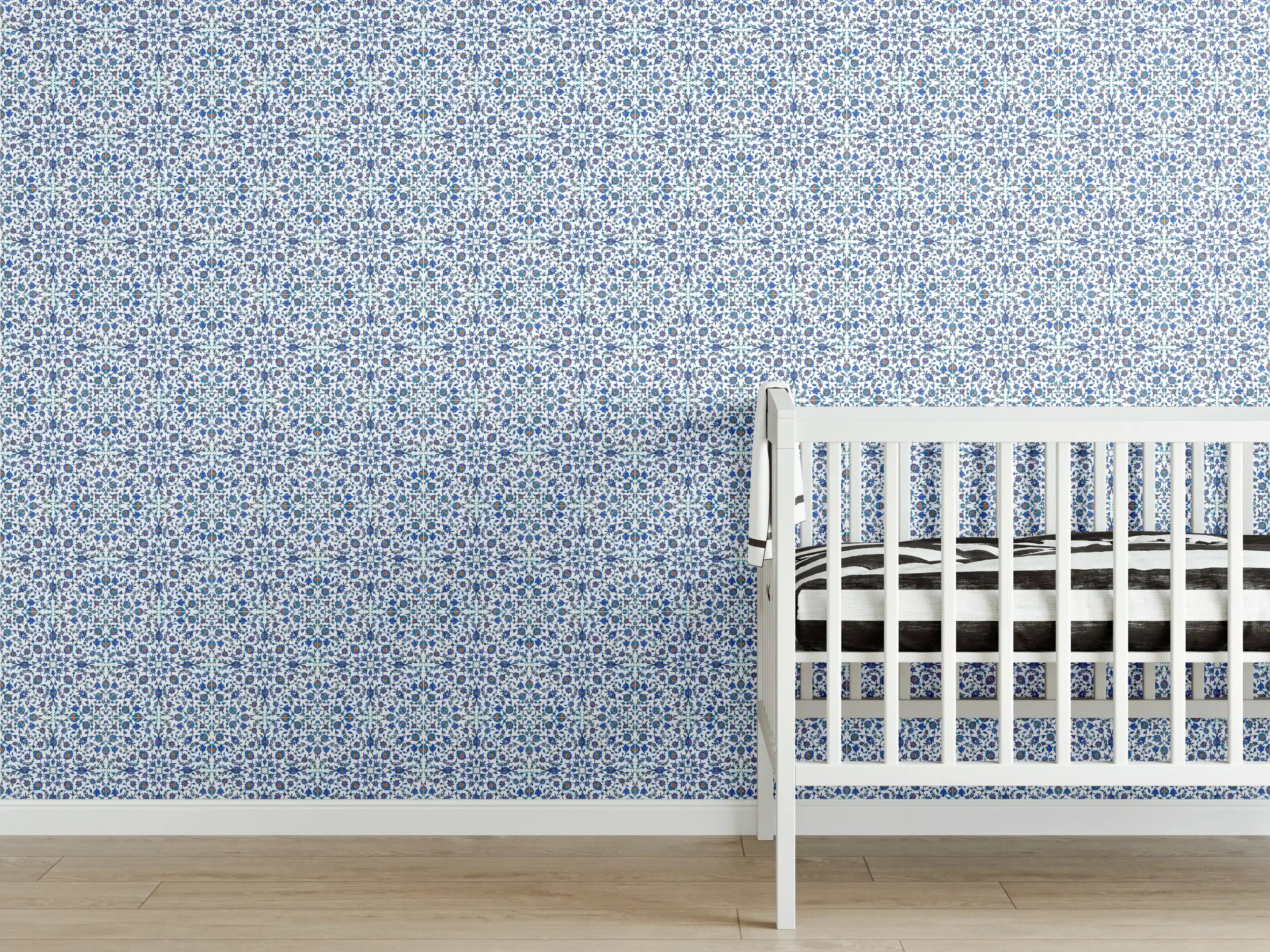 Babyzimmer Wandgestaltung - Blumenmuster in Blau und Orange