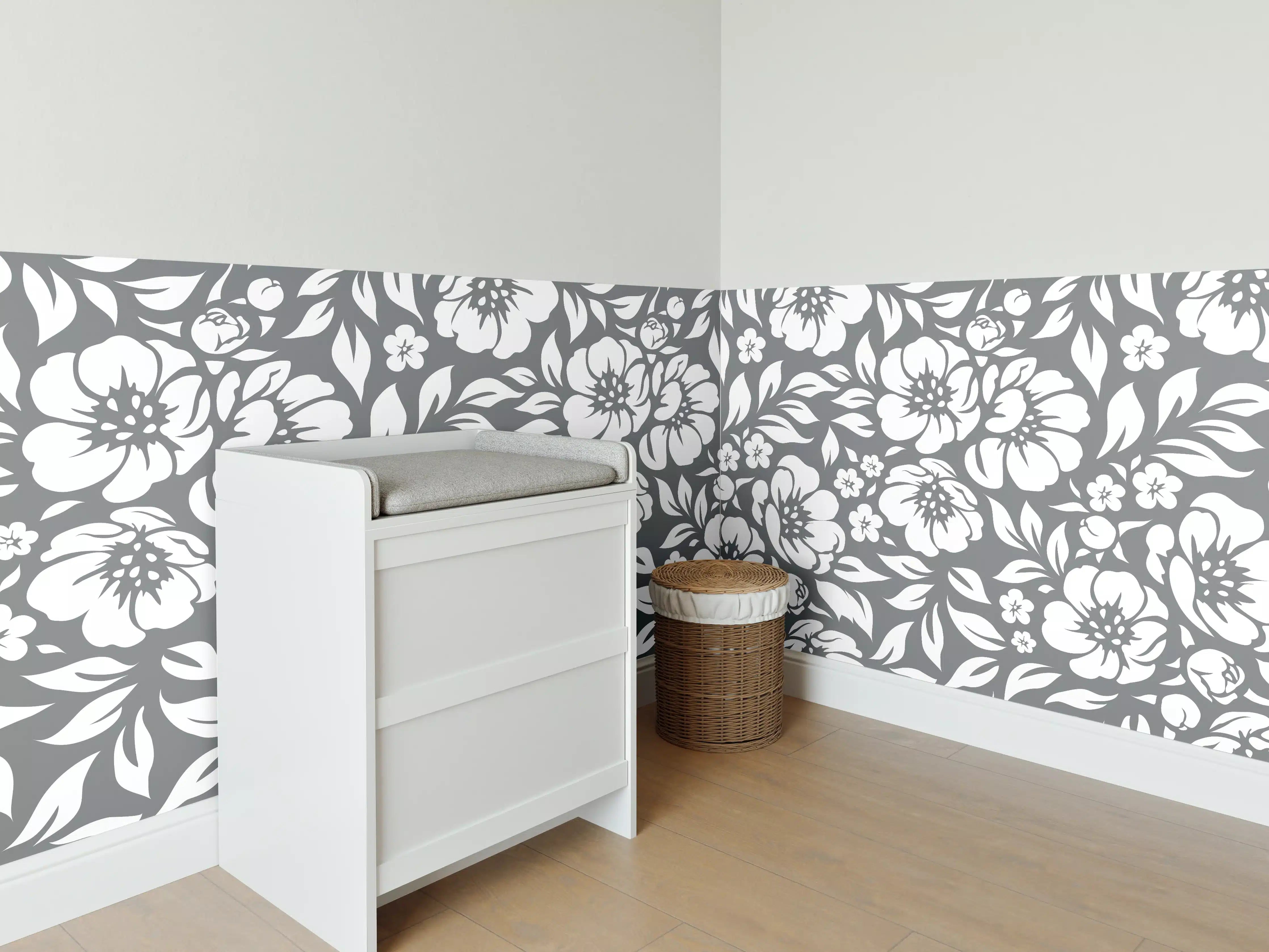 Babyzimmer Wandgestaltung - Blumenmuster in Grau und Weiß