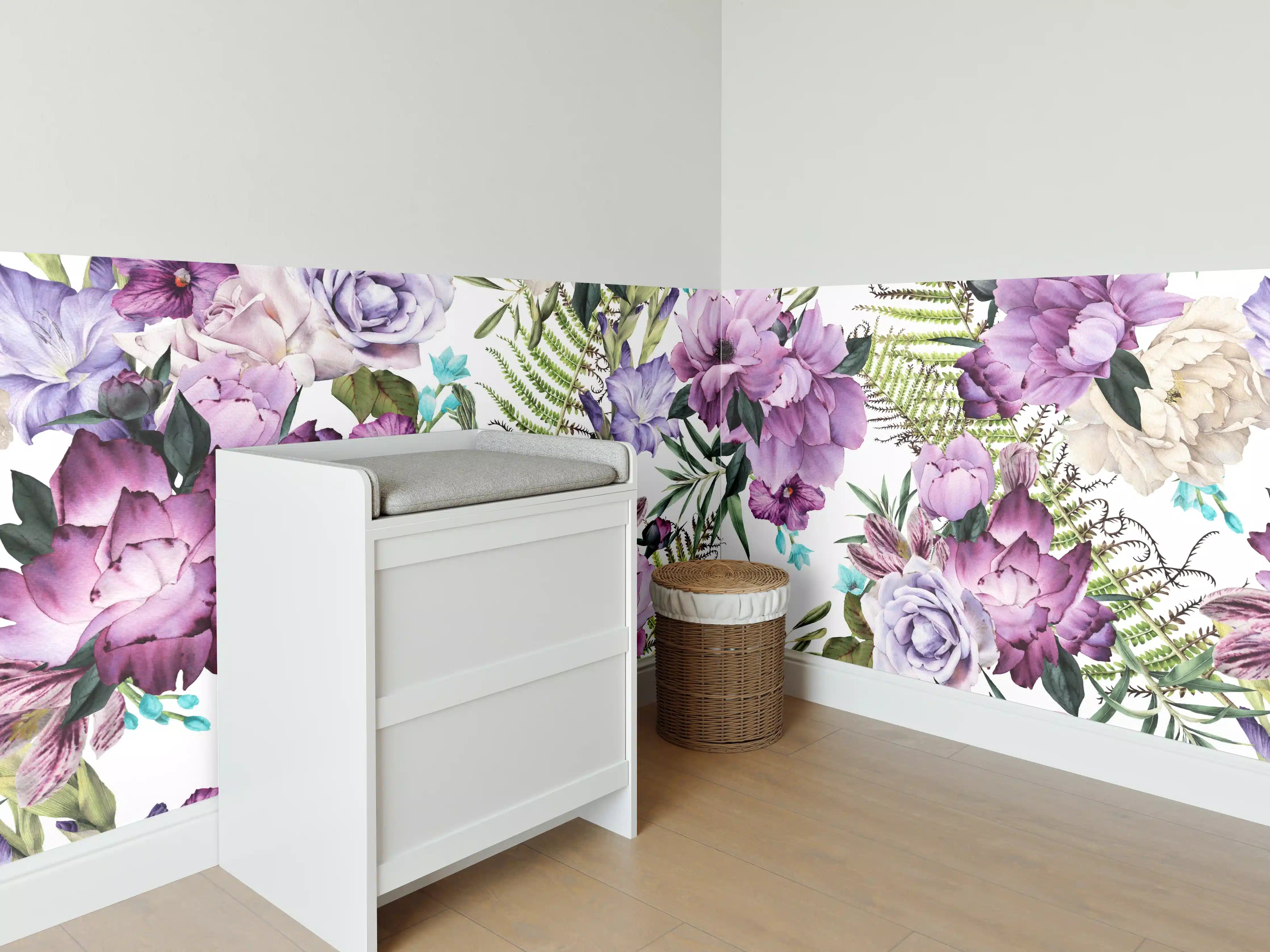 Babyzimmer Wandgestaltung - Blumenmuster in Lila und Grün, Weiße Akzente, Frühlingshaft