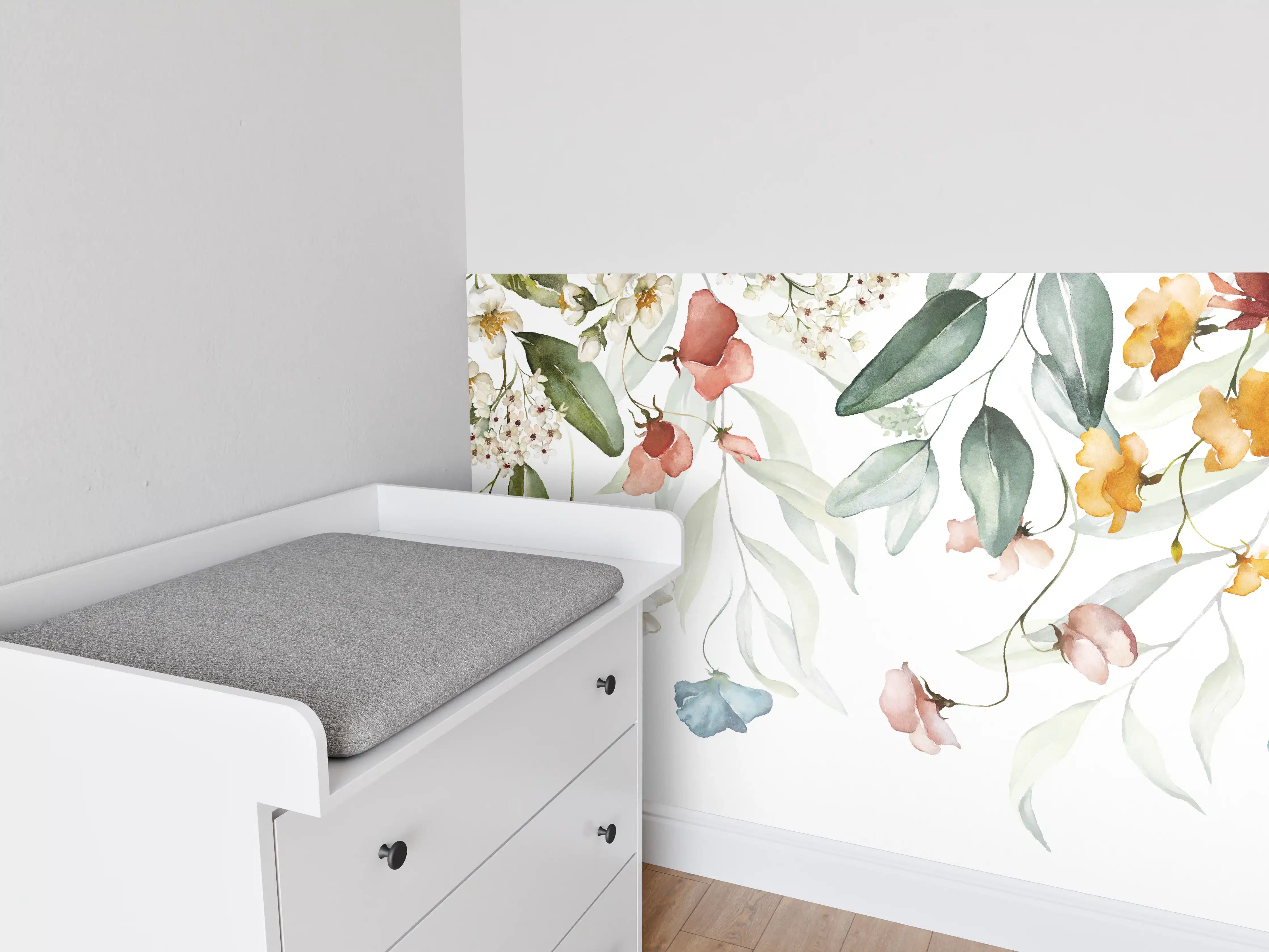 Babyzimmer Wandgestaltung - Blumenstrauß-Bordüre auf weißem Grund