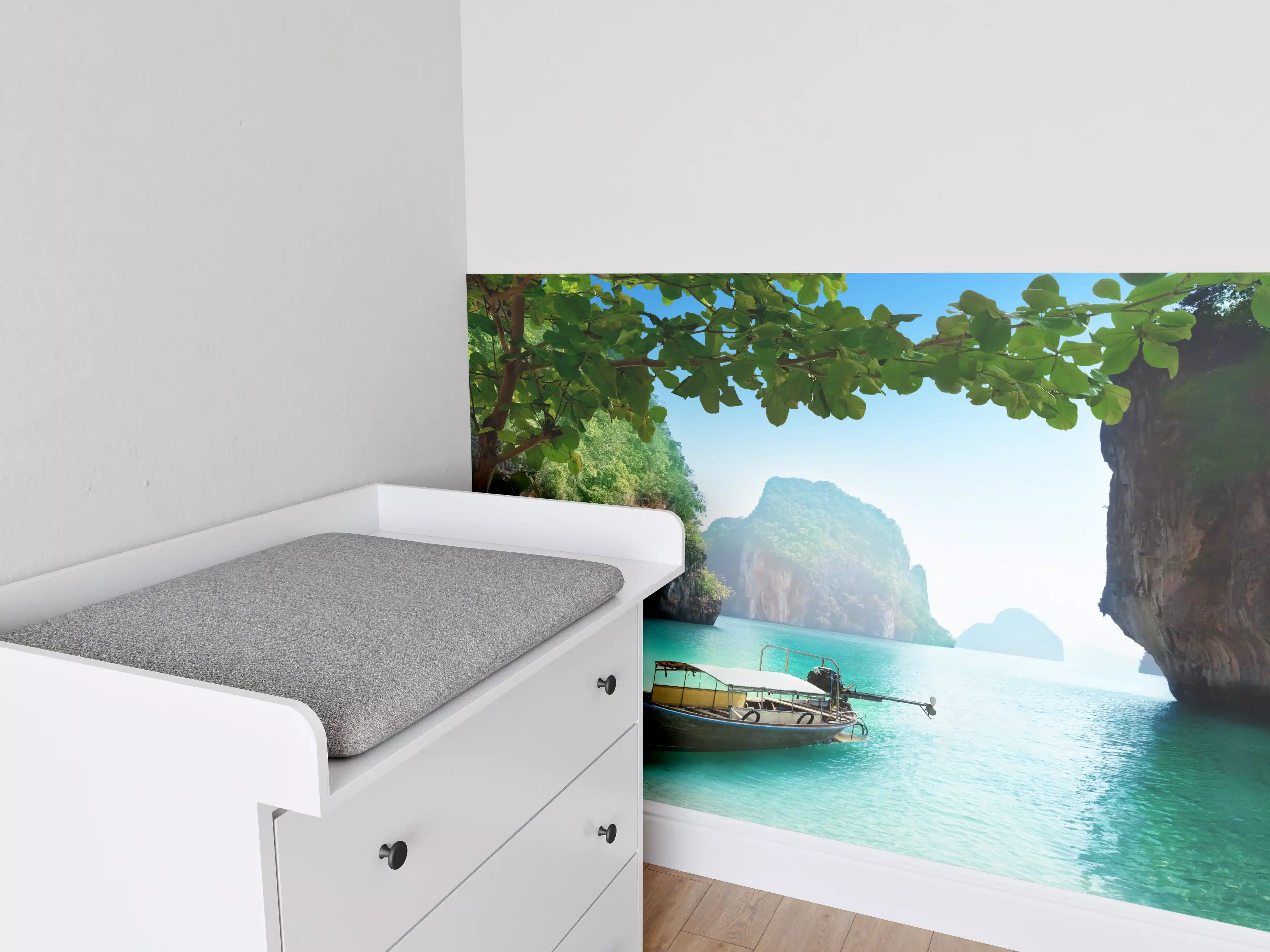 Babyzimmer Wandgestaltung - Boot auf kleiner Insel in Thailand