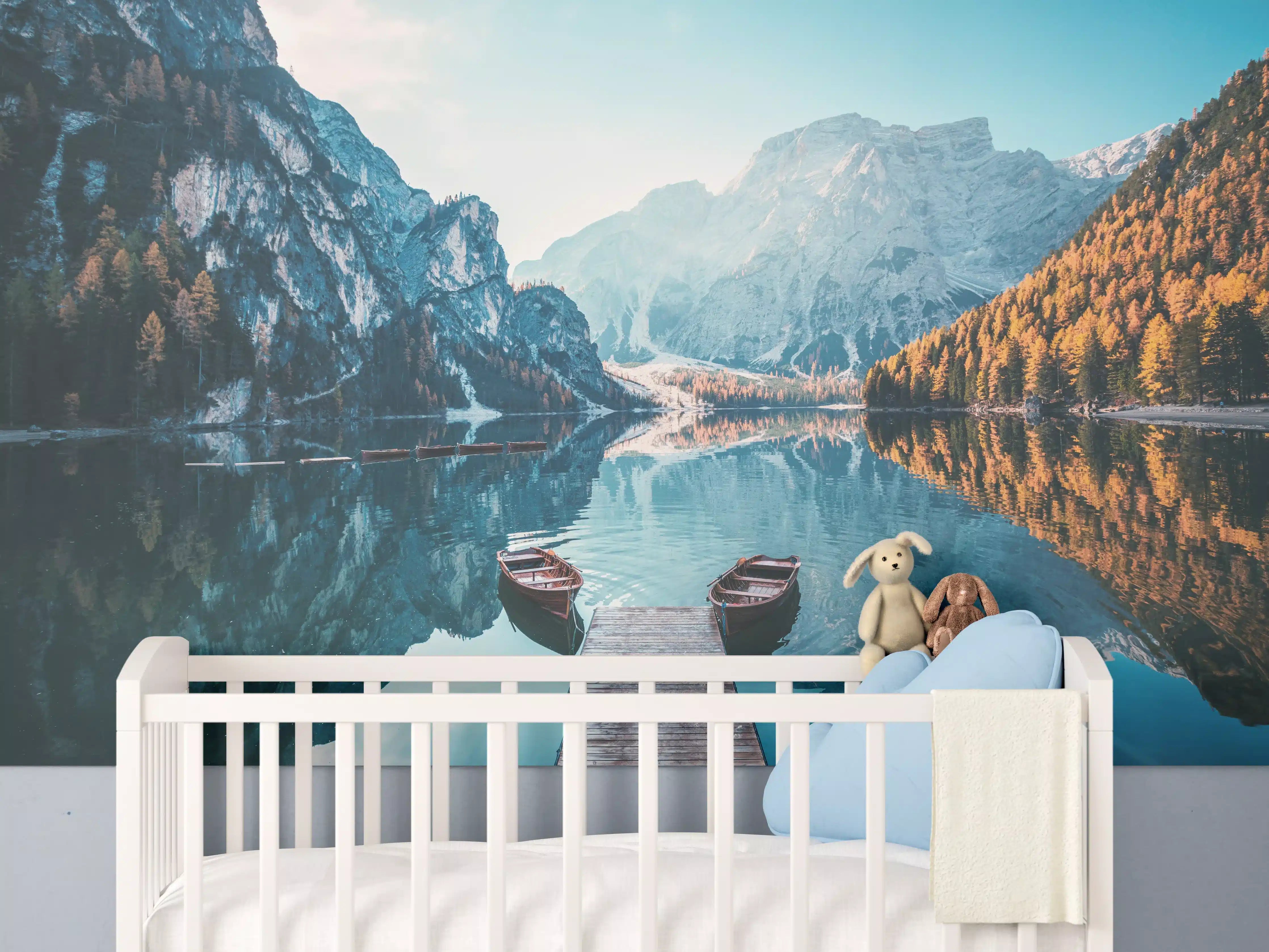 Babyzimmer Wandgestaltung - Boote auf dem Pragser Wildsee in den Dolomiten