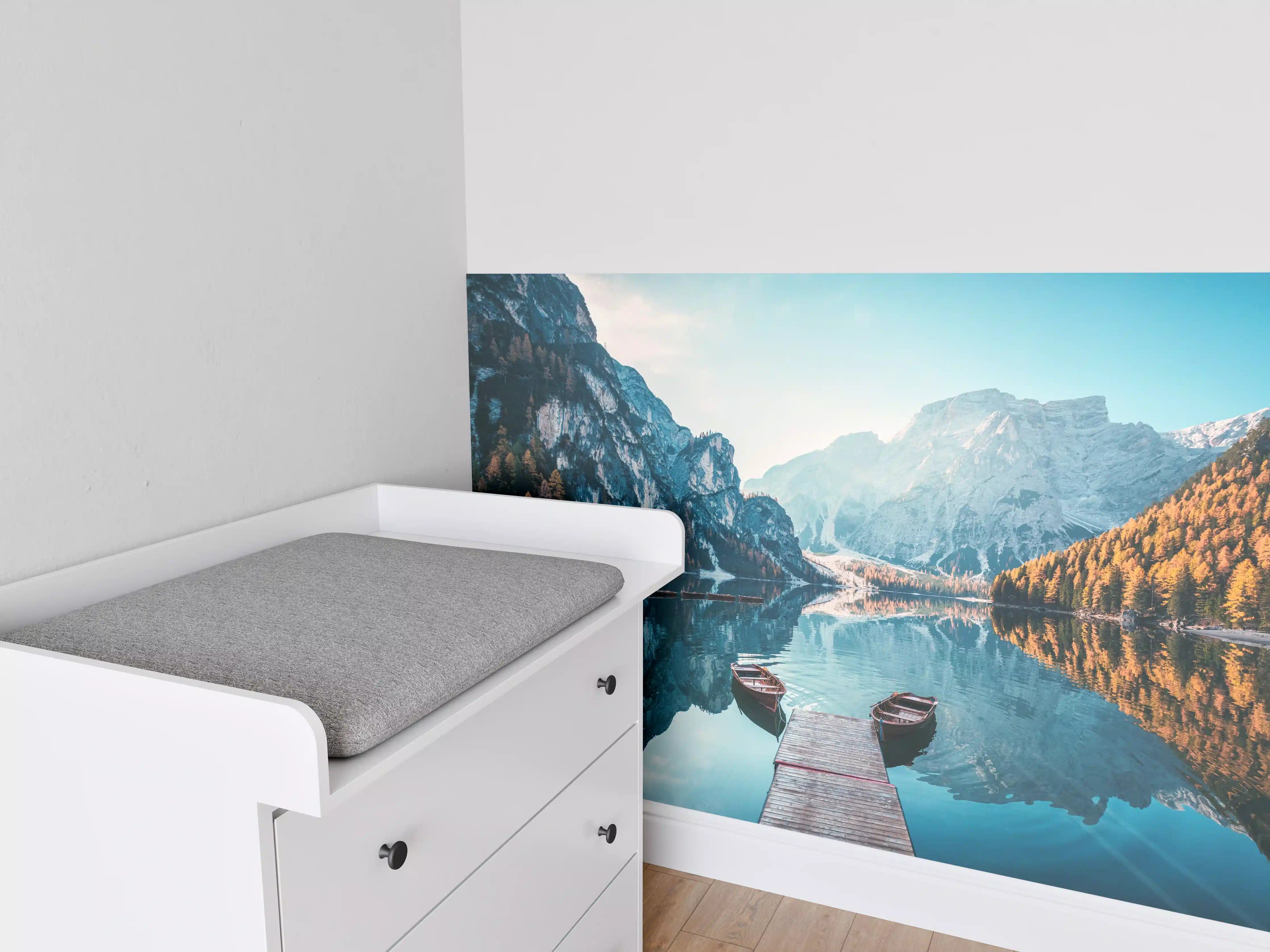 Babyzimmer Wandgestaltung - Boote auf dem Pragser Wildsee in den Dolomiten