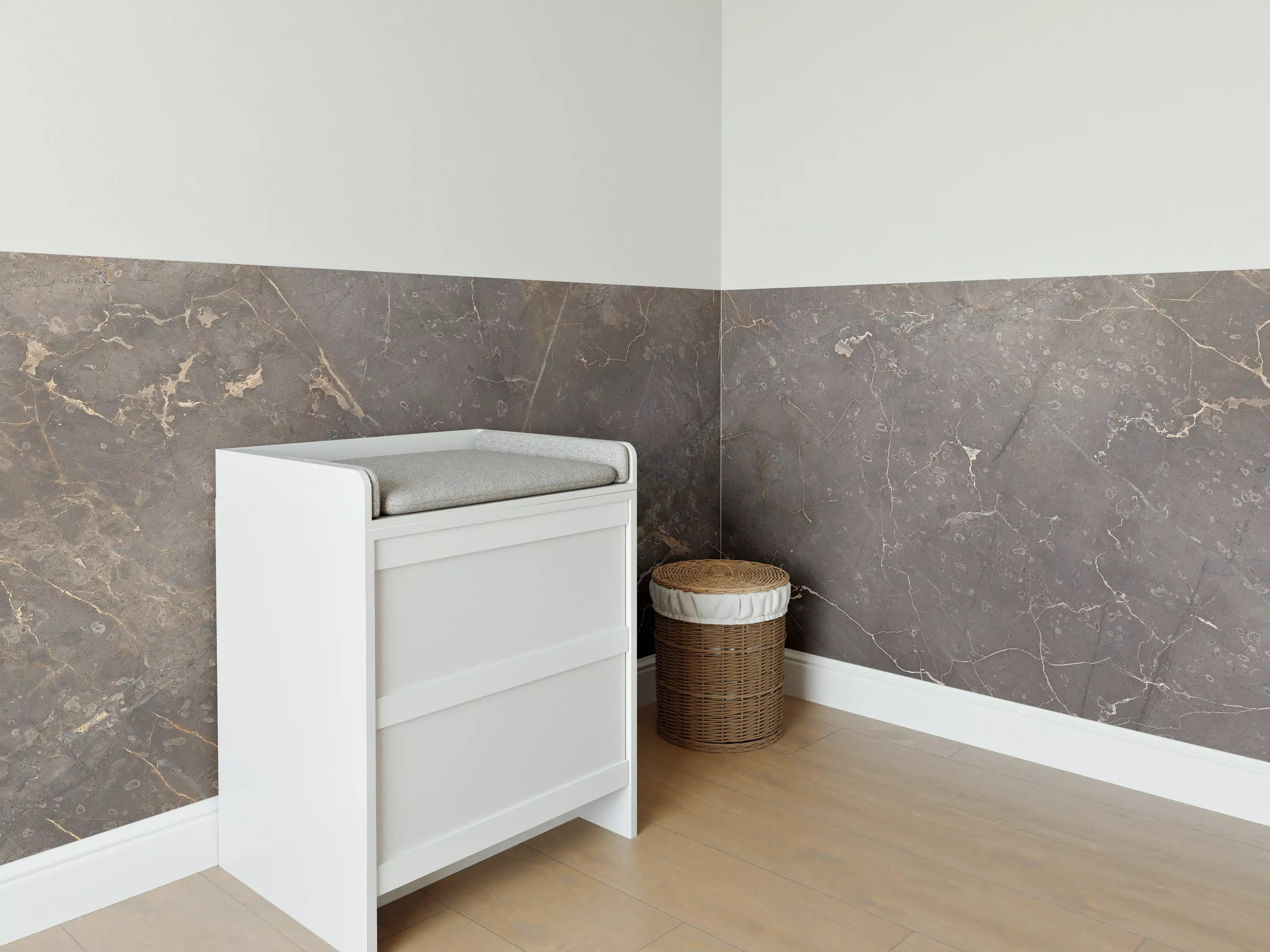 Babyzimmer Wandgestaltung - Braun-Grauer Marmor mit Adern