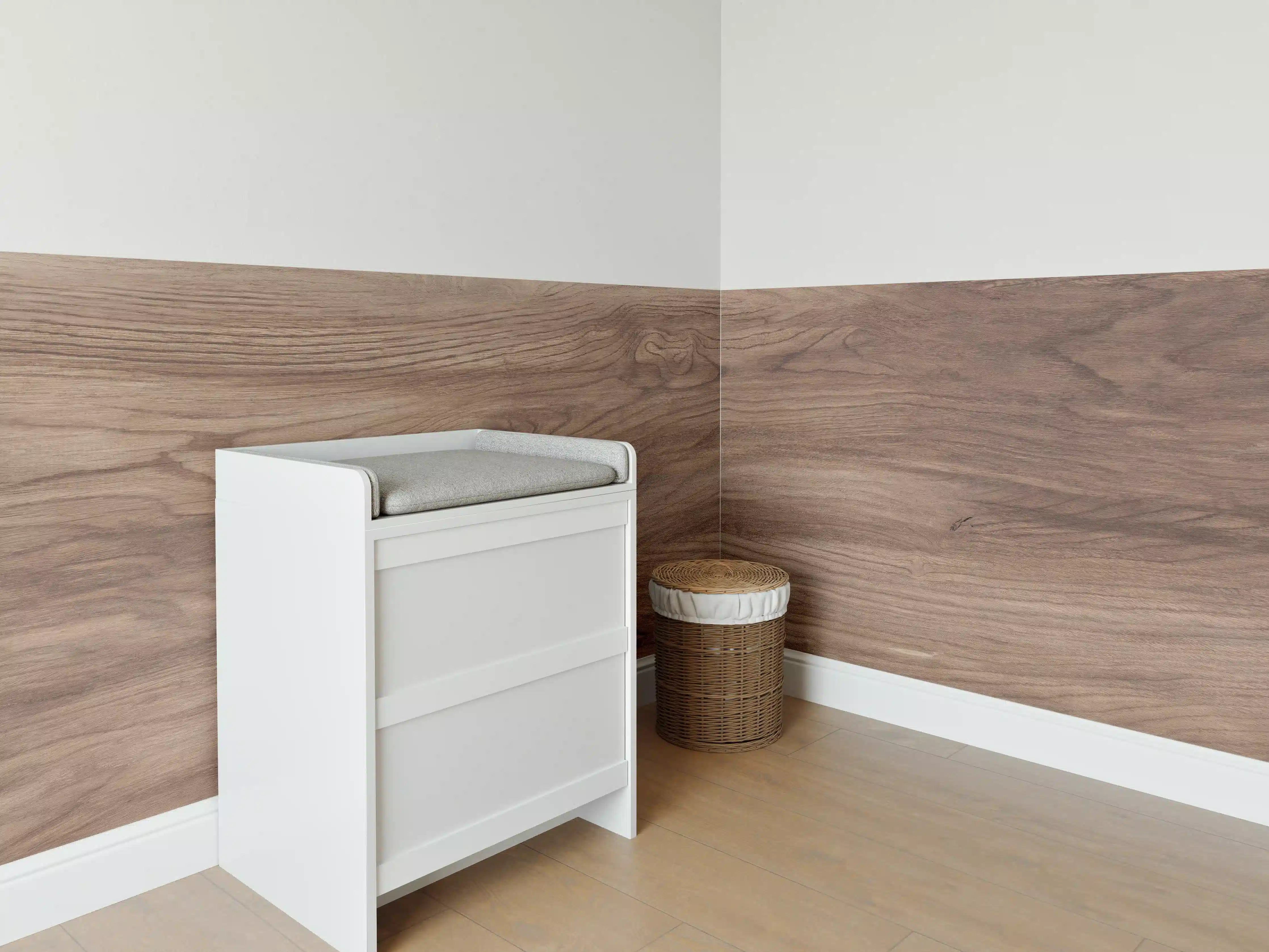 Babyzimmer Wandgestaltung - Braune Holz Textur mit Muster
