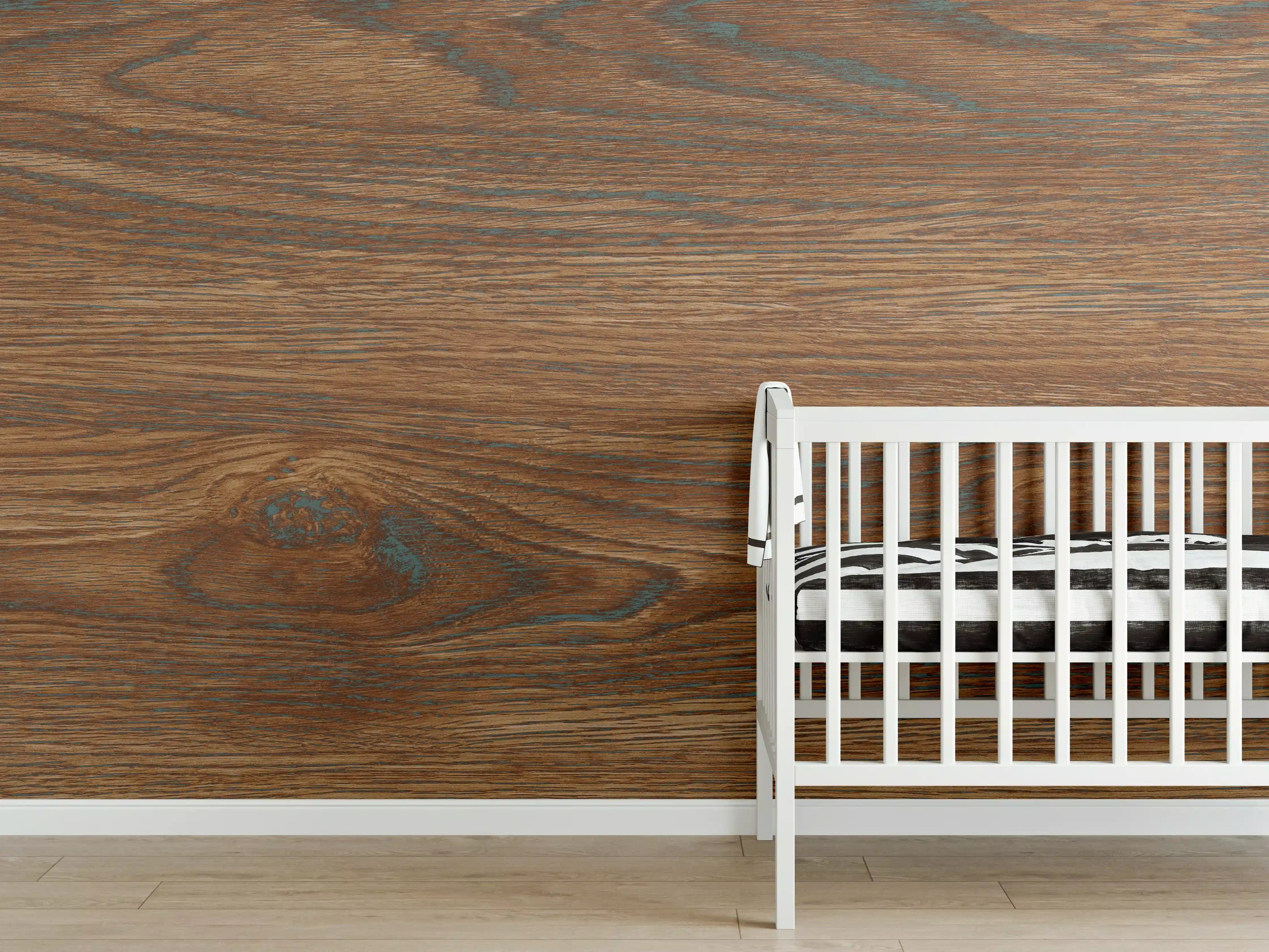 Babyzimmer Wandgestaltung - Braune Holztextur mit Streifenmuster