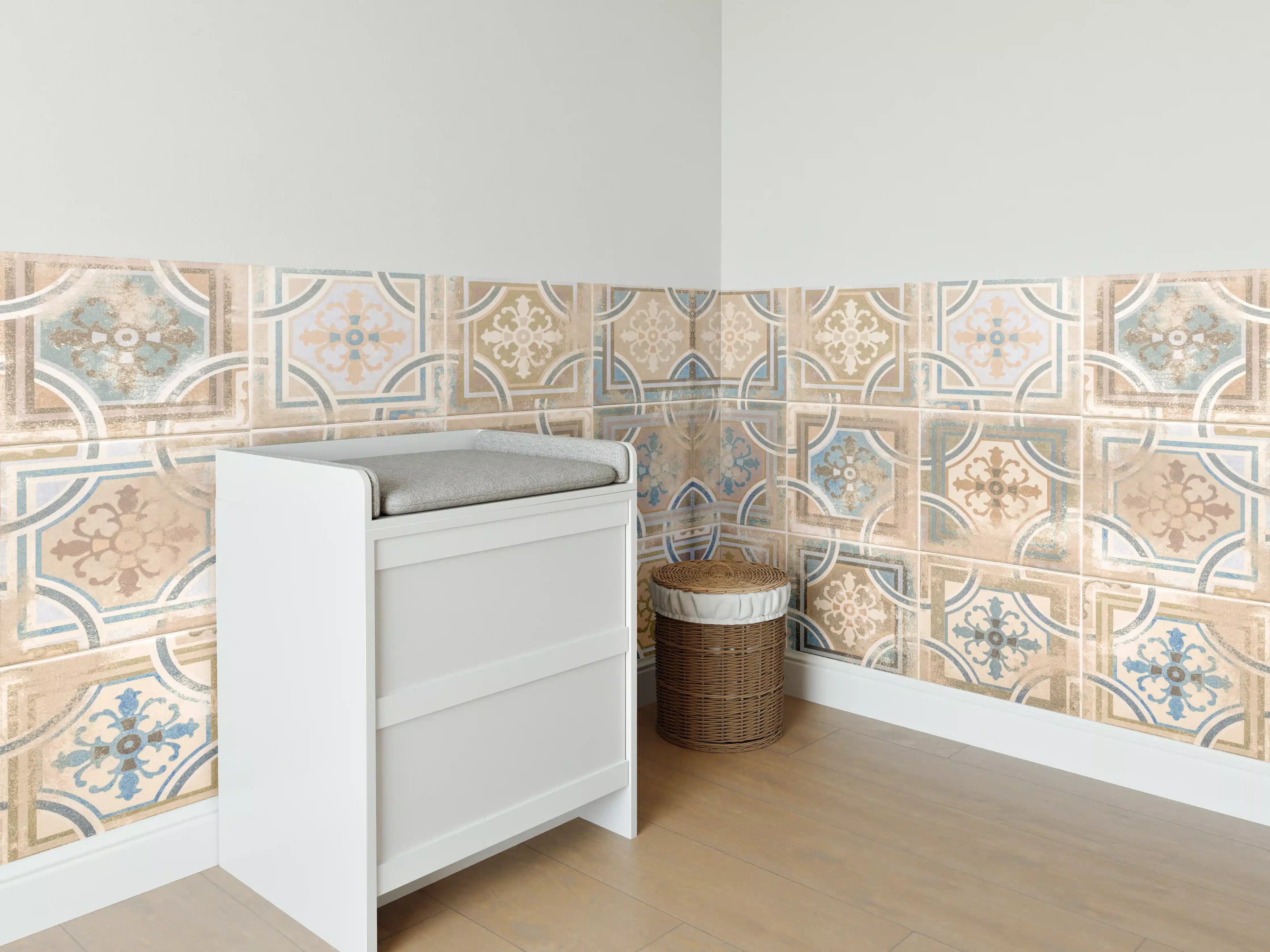 Babyzimmer Wandgestaltung - Braune Keramik Fliesen