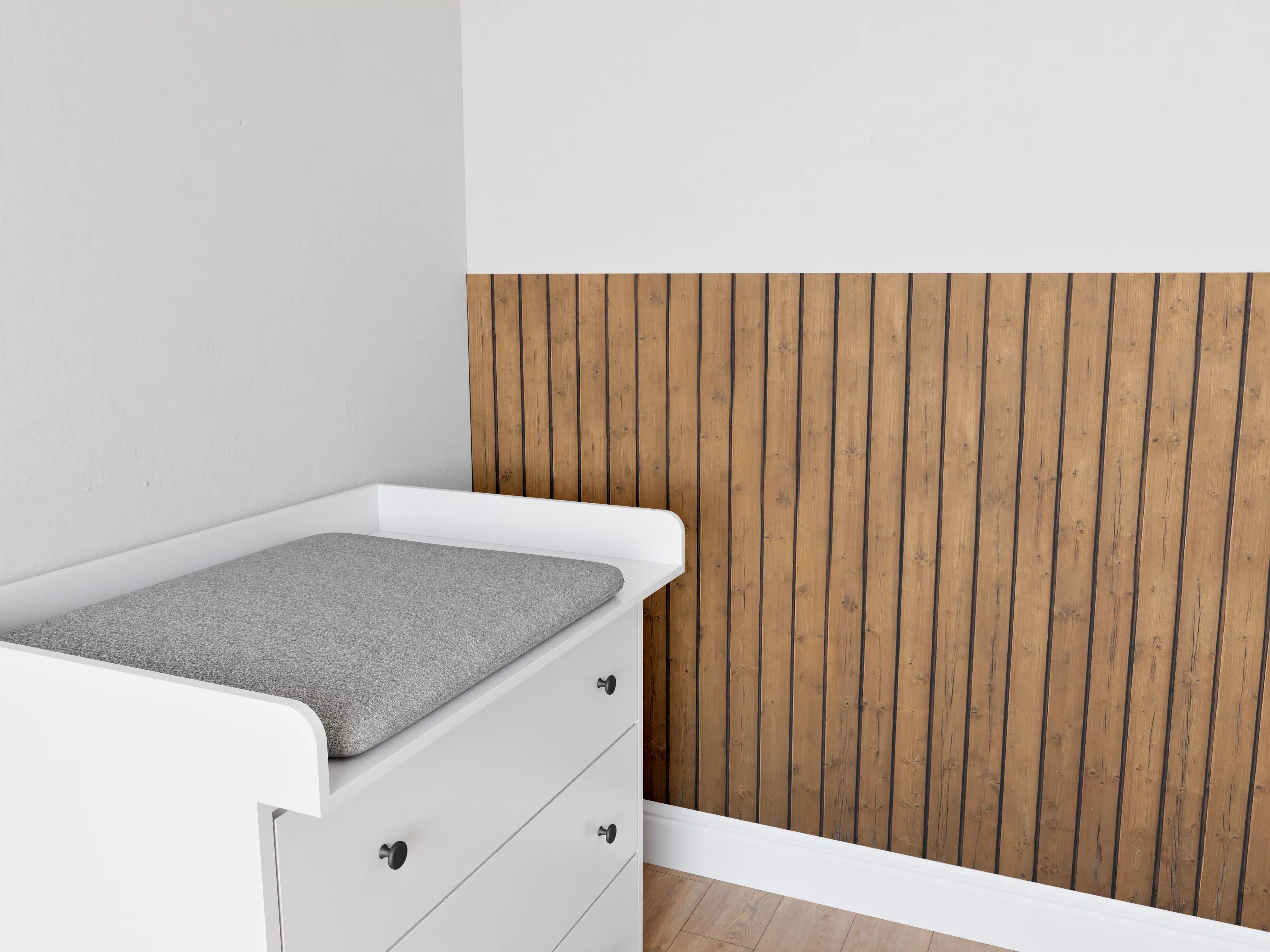 Babyzimmer Wandgestaltung - Braune vertikale Holzdielen