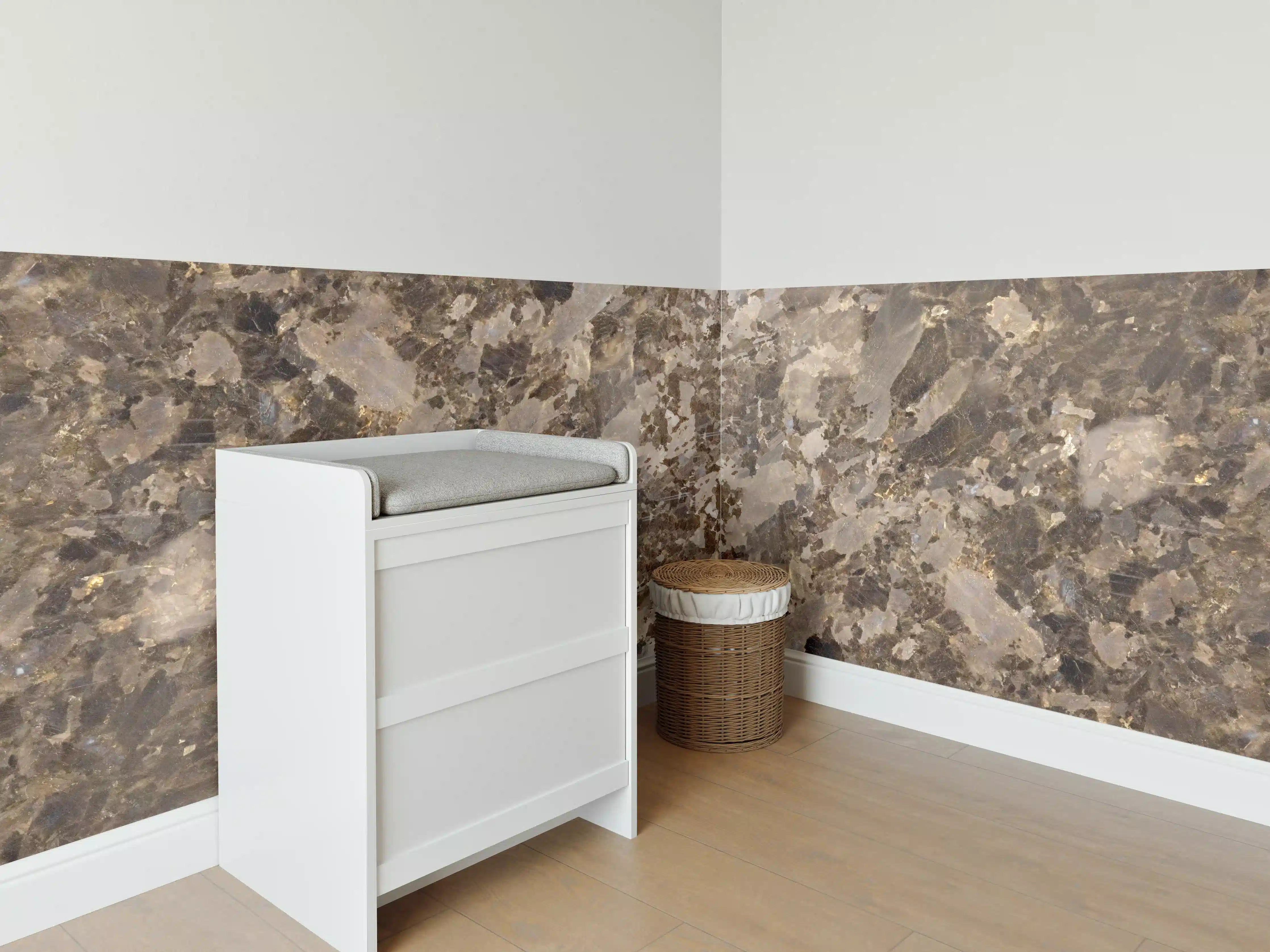 Babyzimmer Wandgestaltung - Brauner Marmor