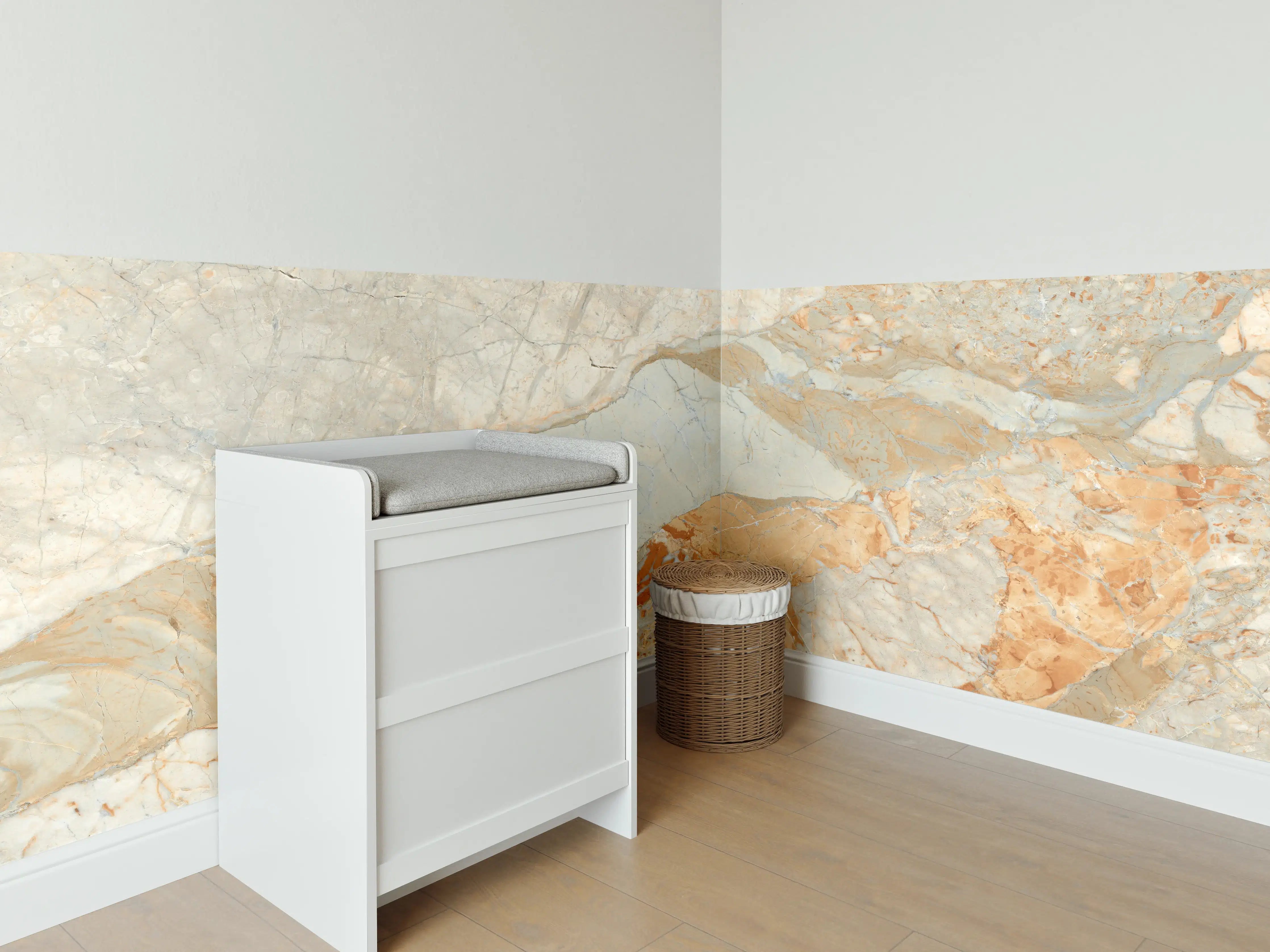 Babyzimmer Wandgestaltung - Brauner Marmor mit Adern