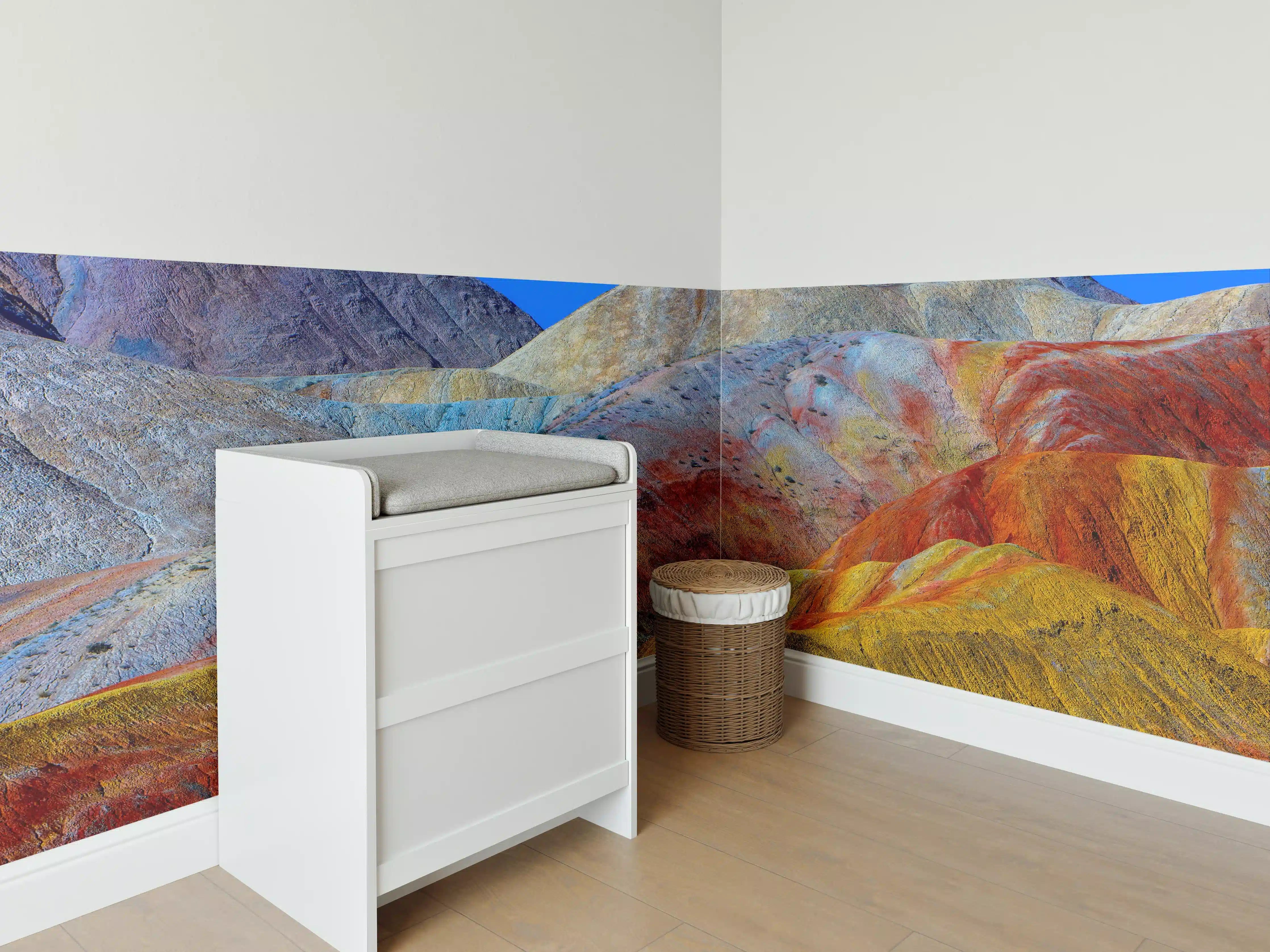 Babyzimmer Wandgestaltung - Bunte Berge im Sonnenlicht