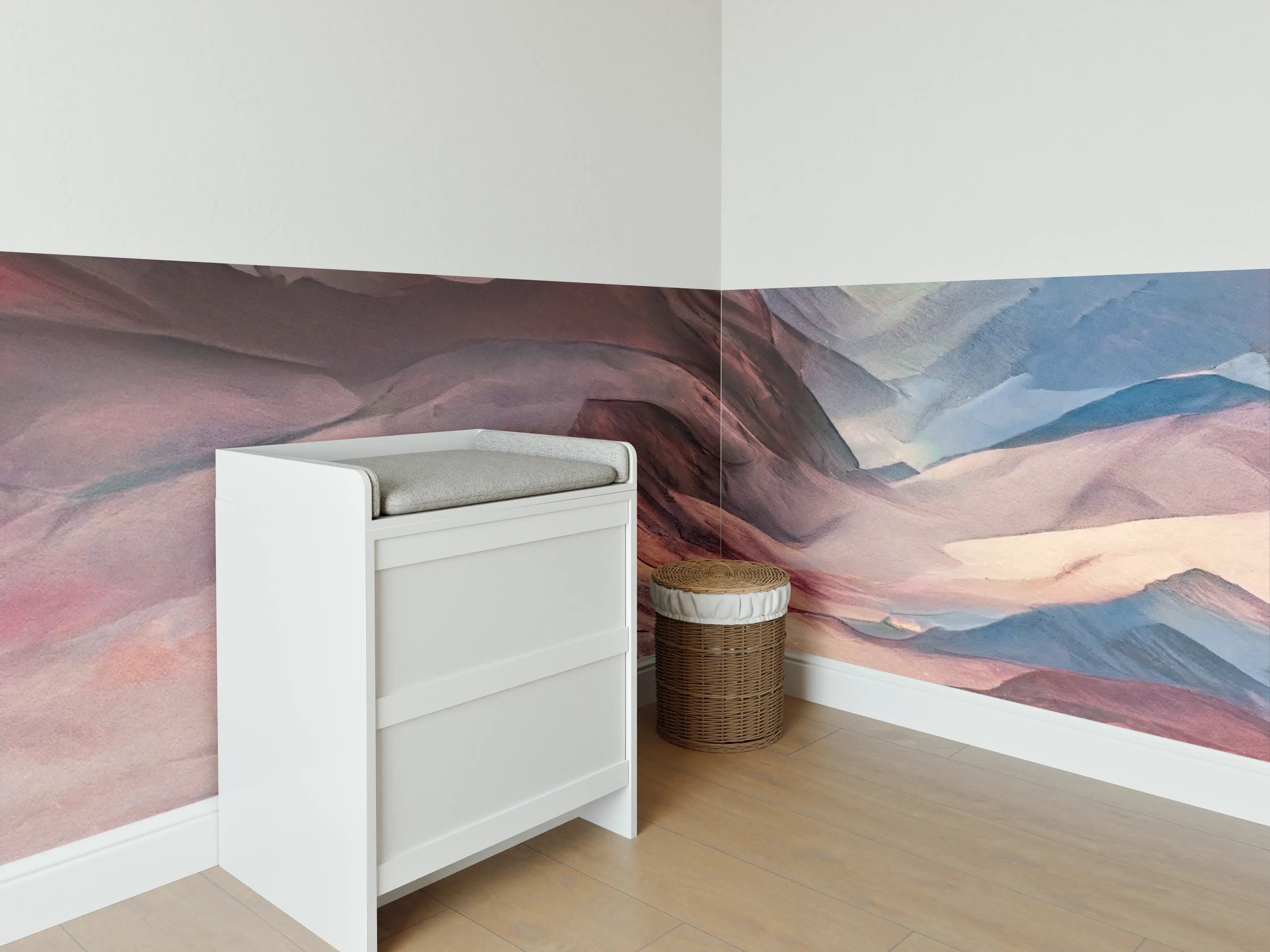 Babyzimmer Wandgestaltung - Bunte Berglandschaft in Aquarelltechnik