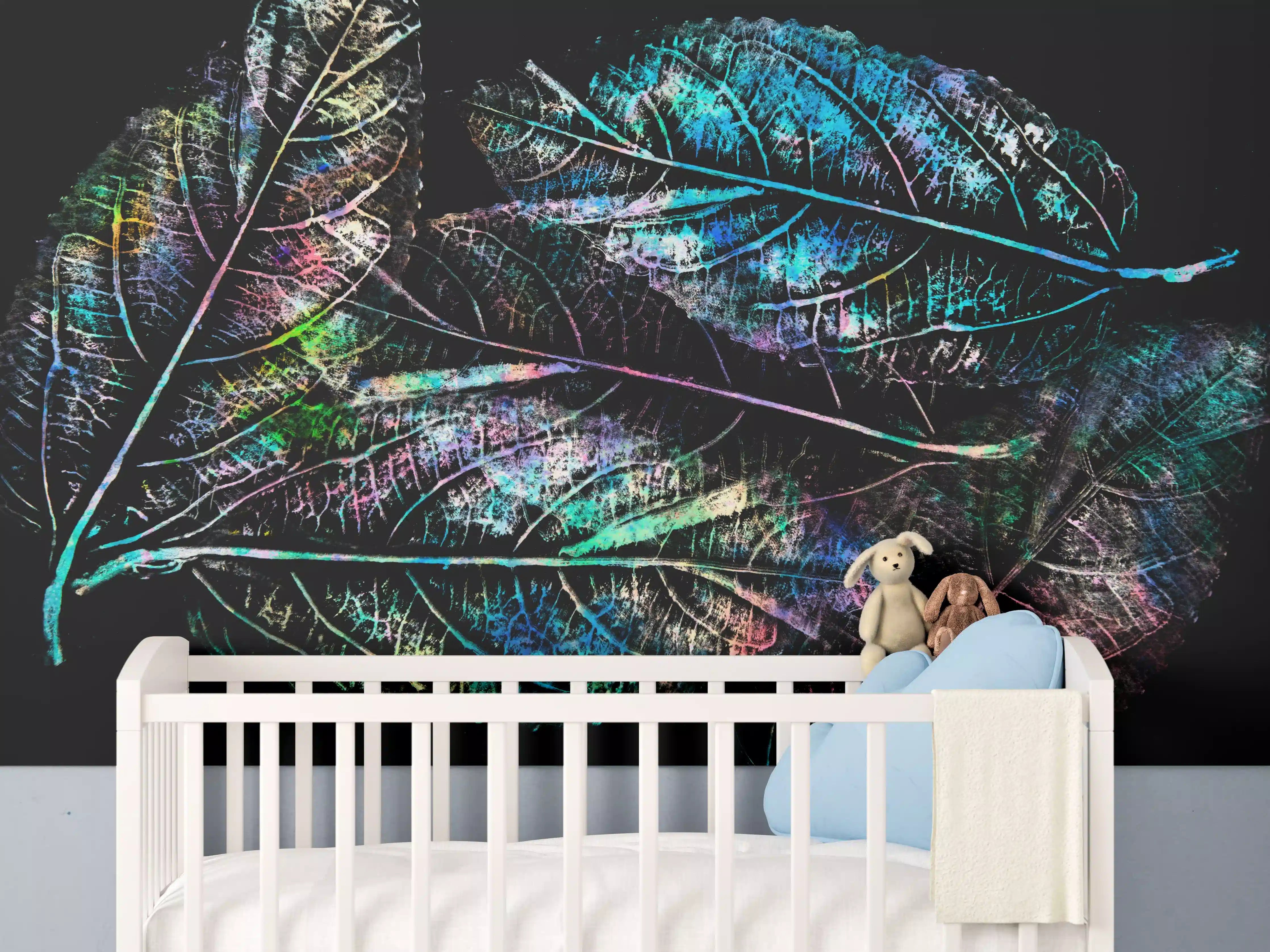 Babyzimmer Wandgestaltung - Bunte Blattstruktur auf Schwarz