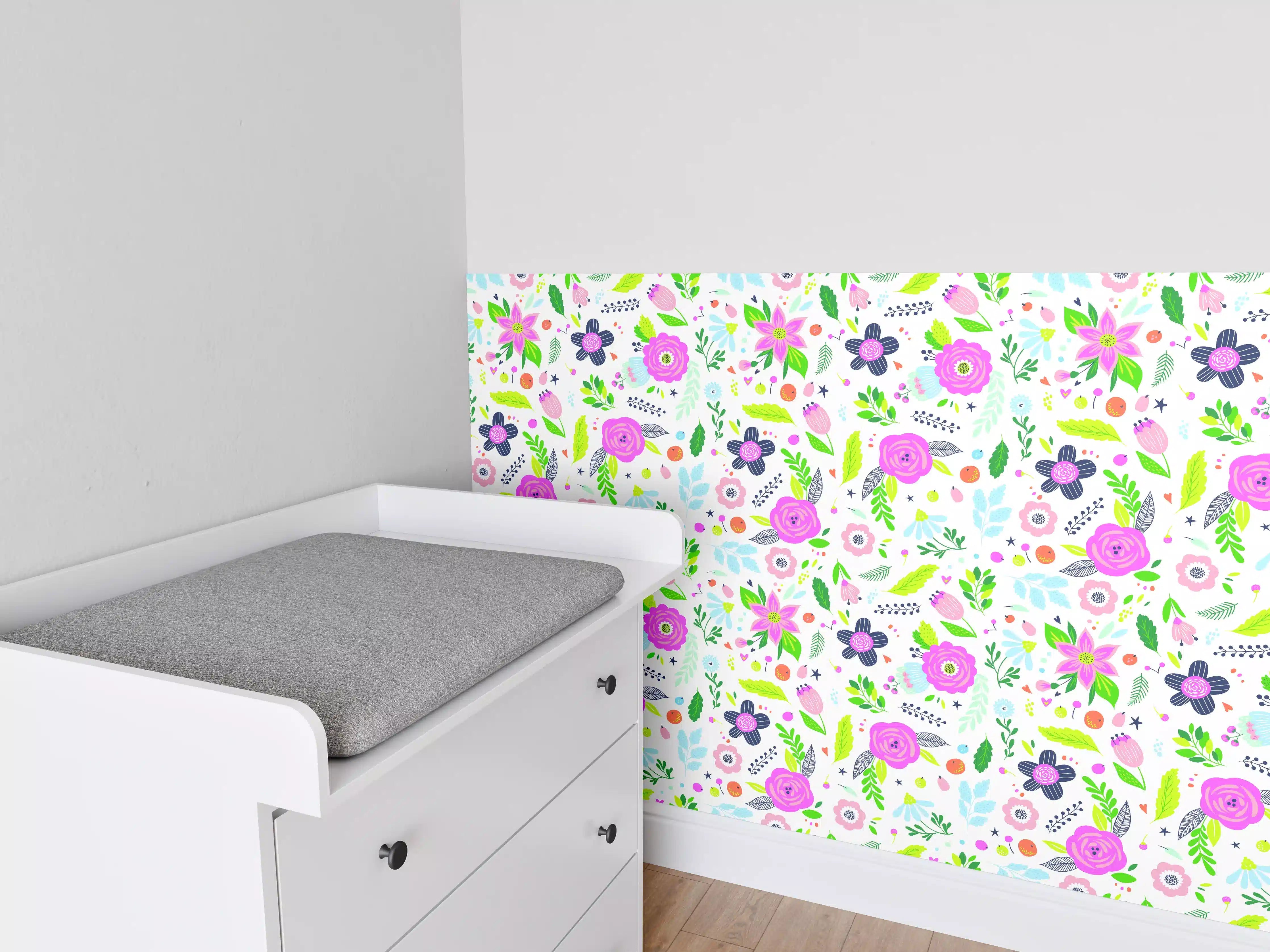 Babyzimmer Wandgestaltung - Bunte Blumen mit Pink- und Lilatönen