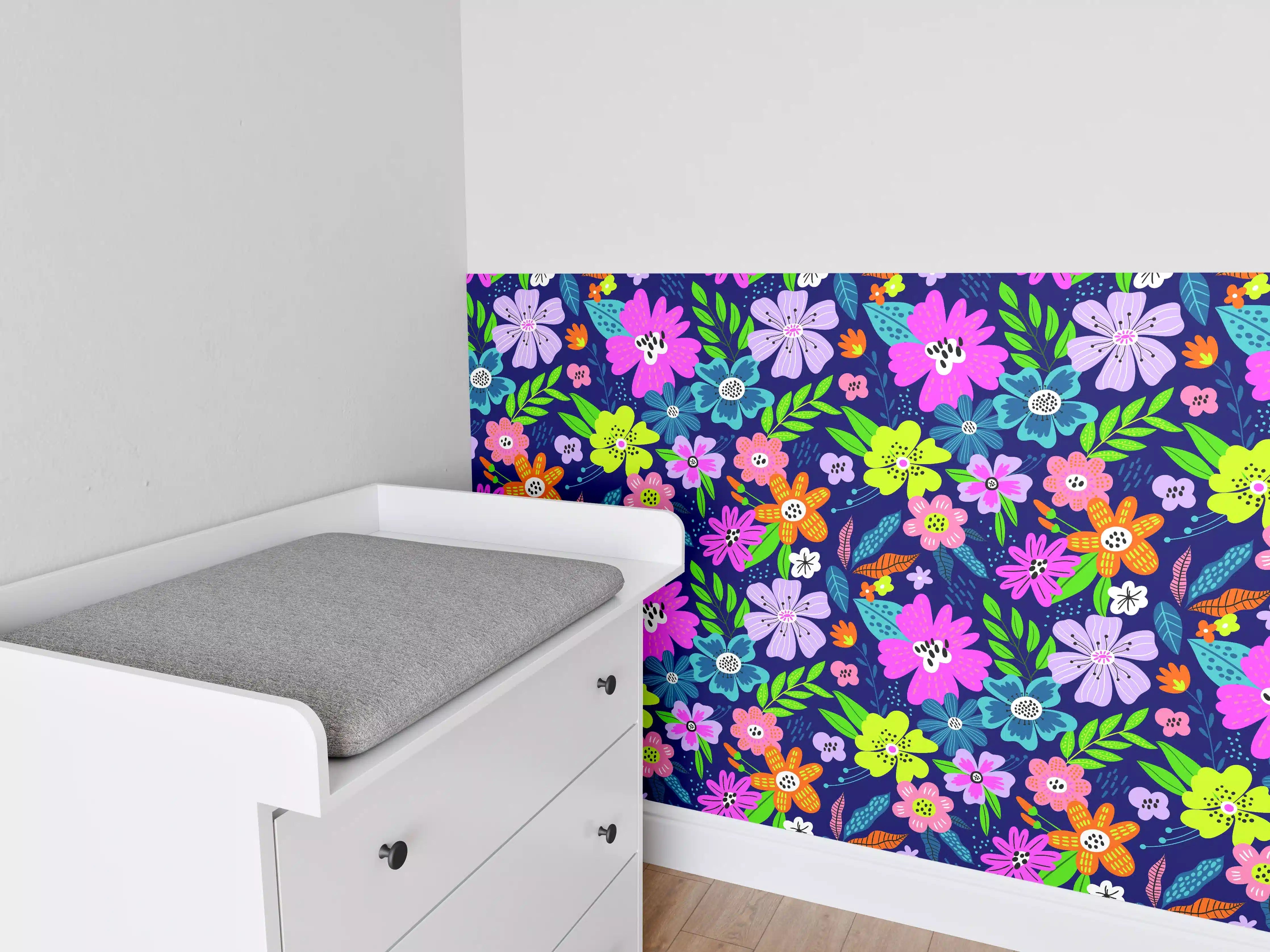 Babyzimmer Wandgestaltung - Bunte Blumenmuster mit leuchtenden Farben