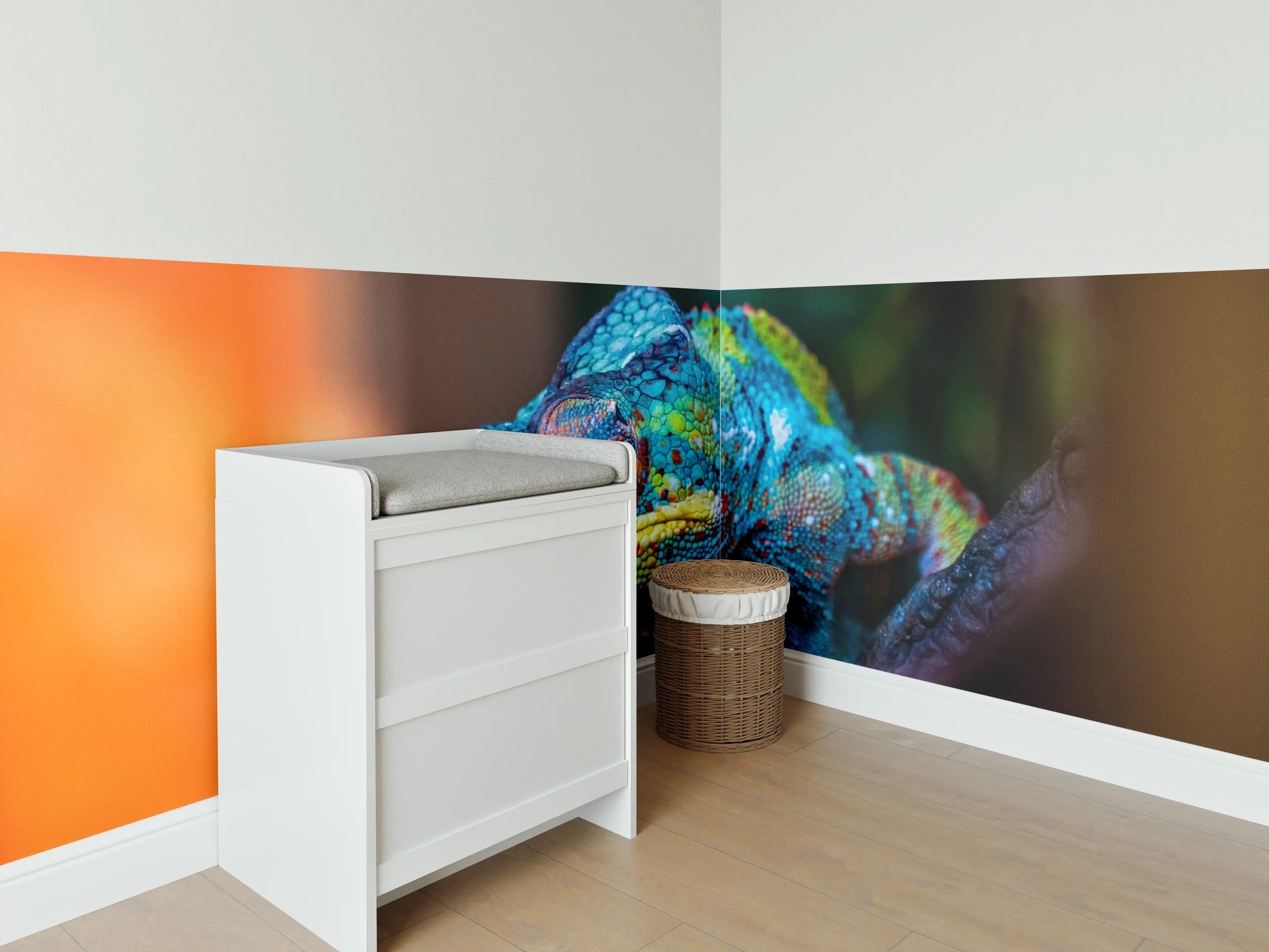 Babyzimmer Wandgestaltung - Bunte Chamäleonaufnahme