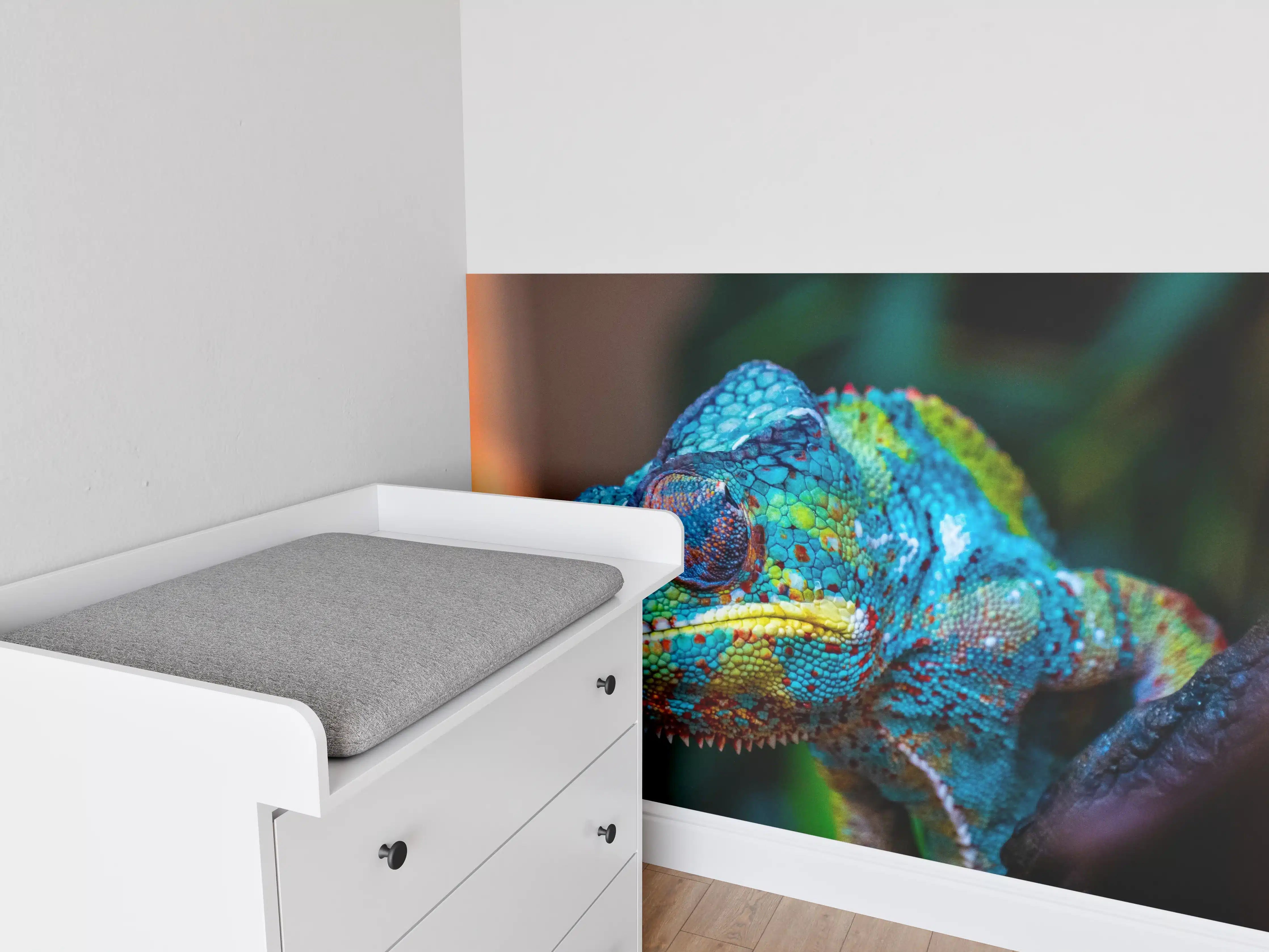 Babyzimmer Wandgestaltung - Bunte Chamäleonaufnahme