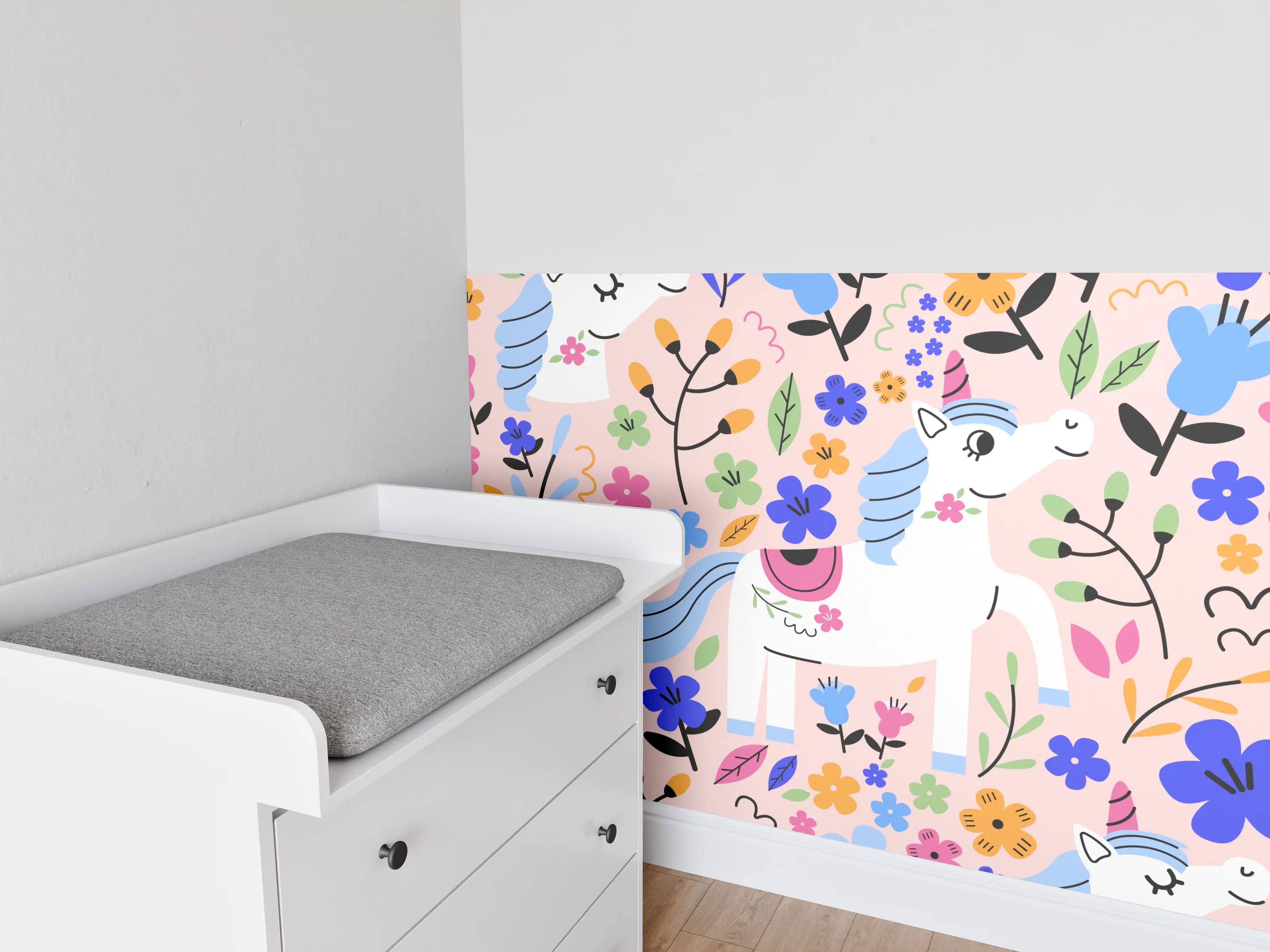 Babyzimmer Wandgestaltung - Bunte Einhorn-Wandkunst mit Blumenmuster