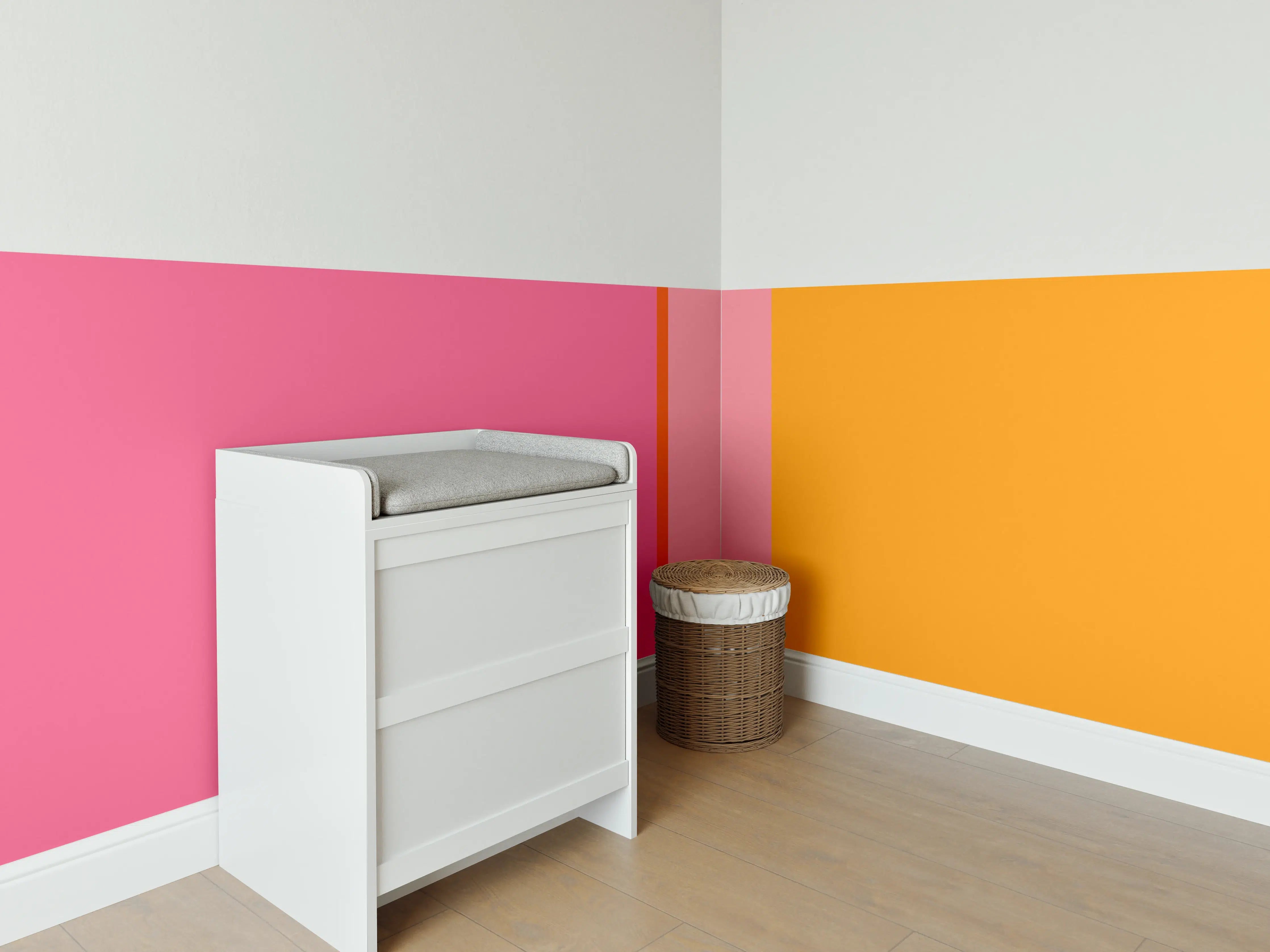 Babyzimmer Wandgestaltung - Bunte Farbblöcke in Pink, Orange & Grau