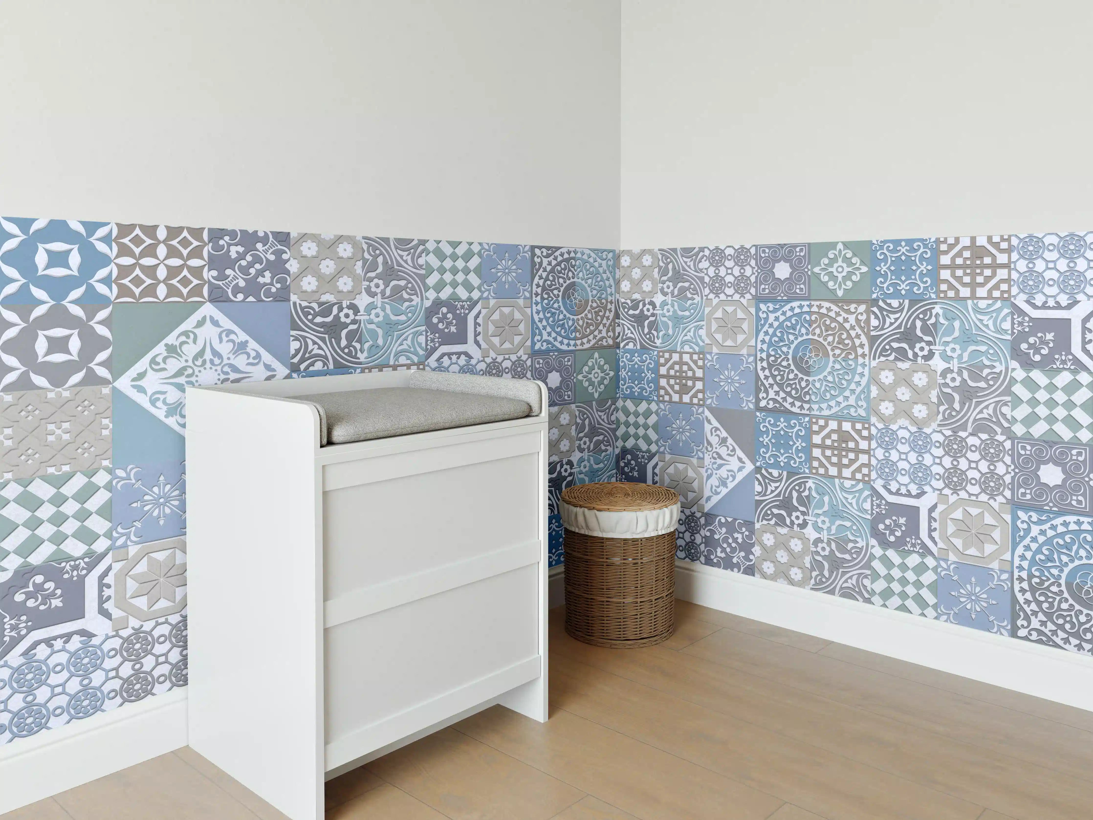 Babyzimmer Wandgestaltung - Bunte Fliesenmuster in Blau, Grau und Grün