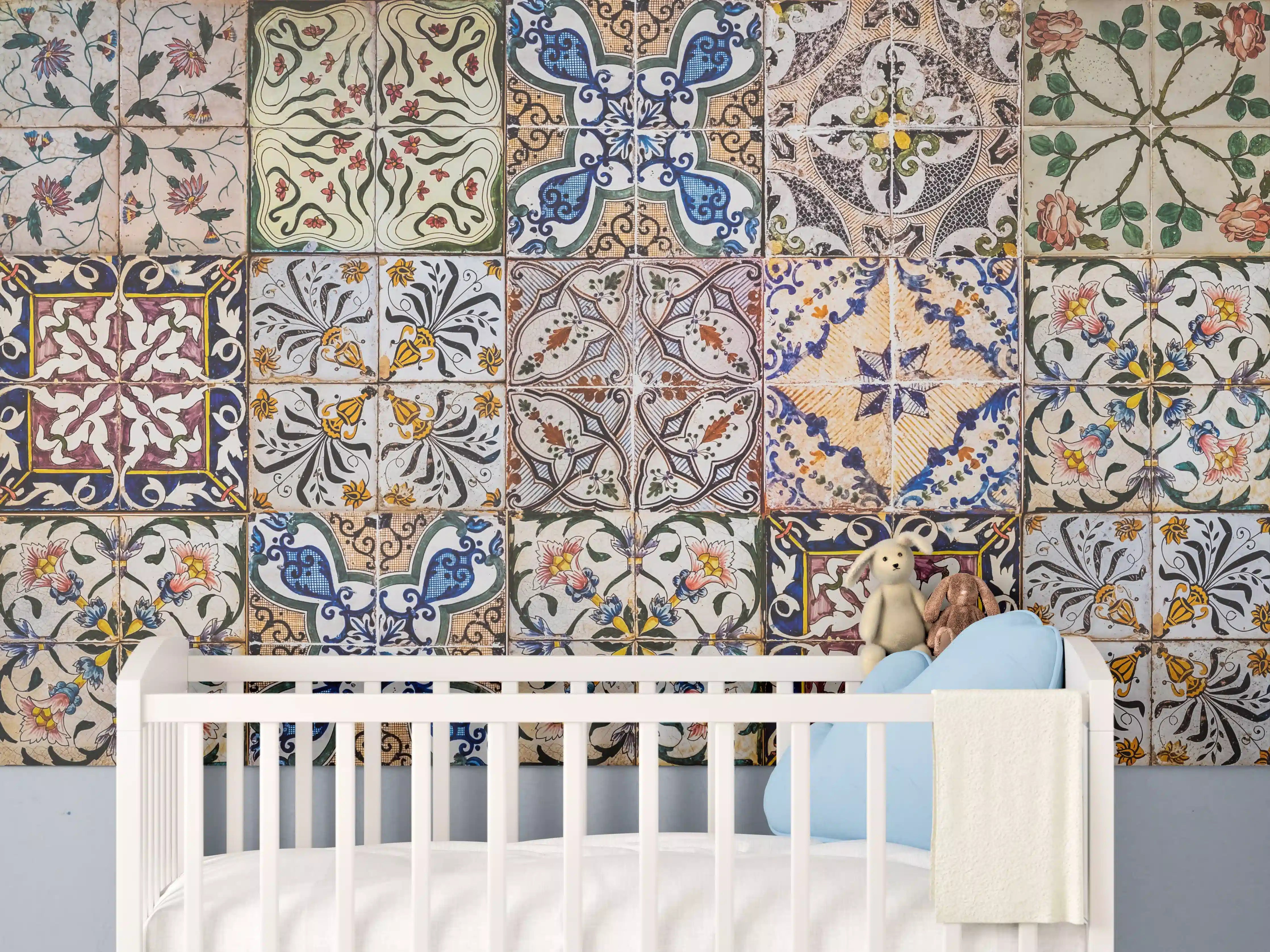 Babyzimmer Wandgestaltung - Bunte Fliesenmuster in mediterranem Stil