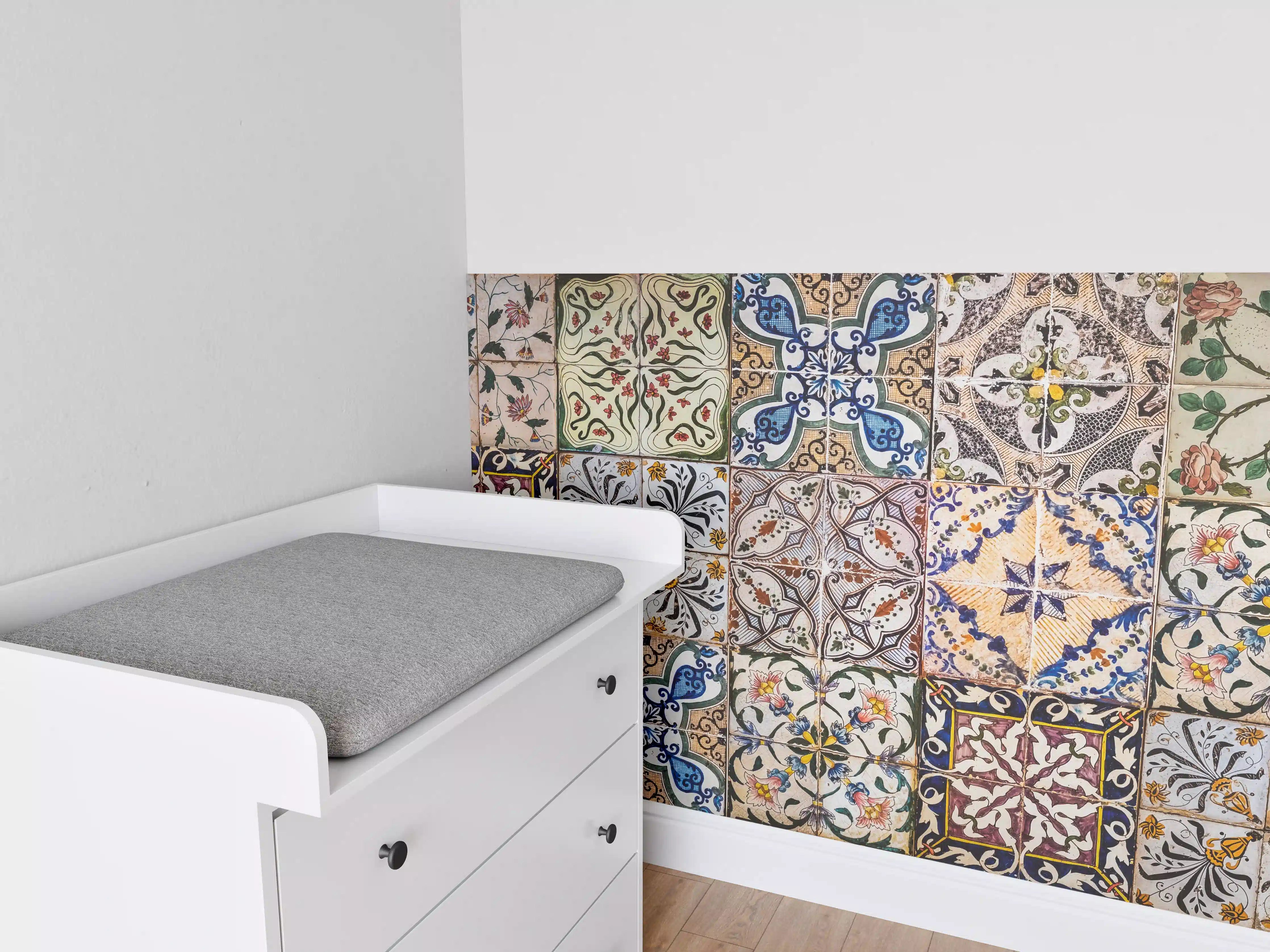 Babyzimmer Wandgestaltung - Bunte Fliesenmuster in mediterranem Stil