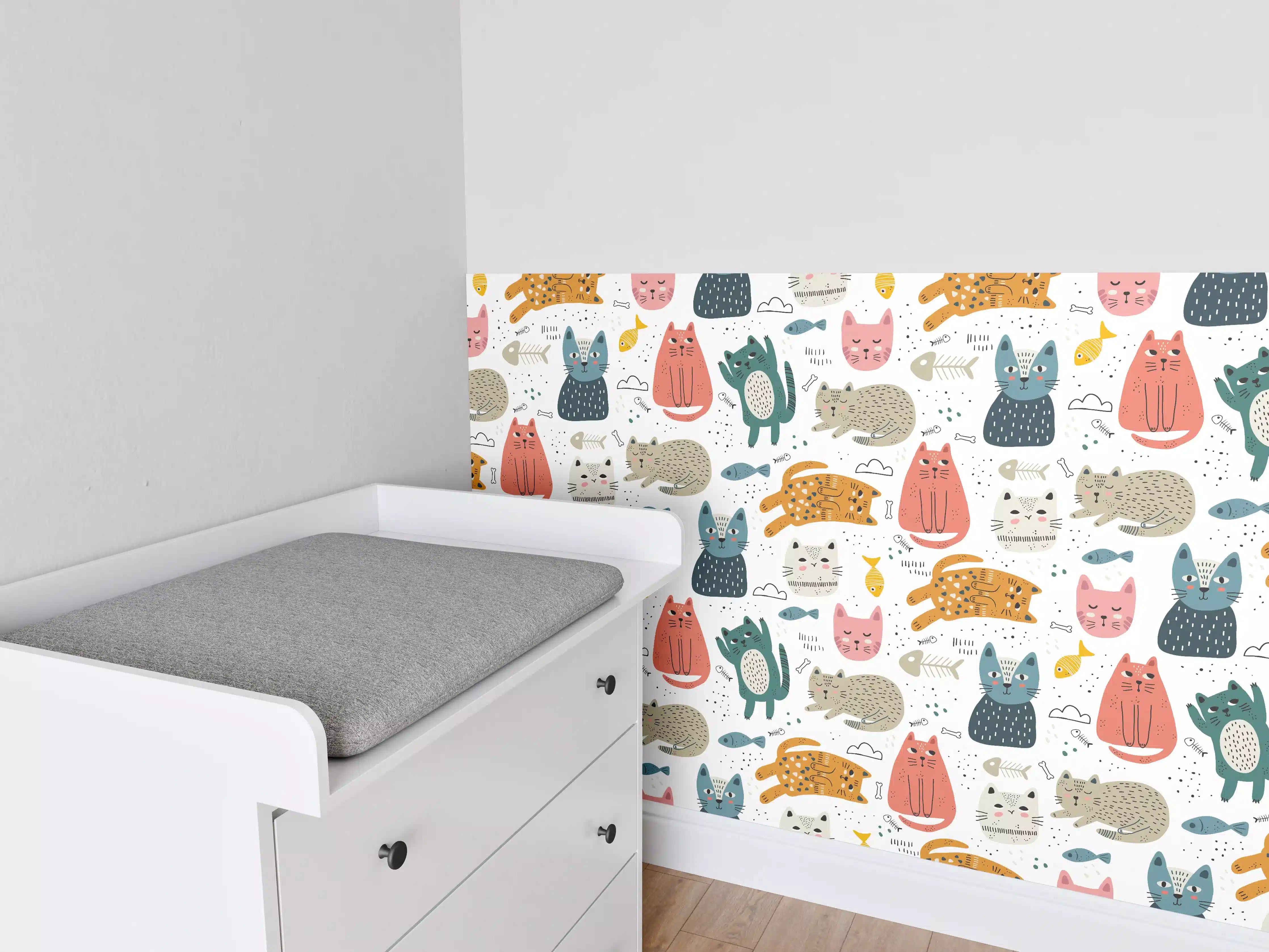 Babyzimmer Wandgestaltung - Bunte Katzenwelt mit verspieltem Muster