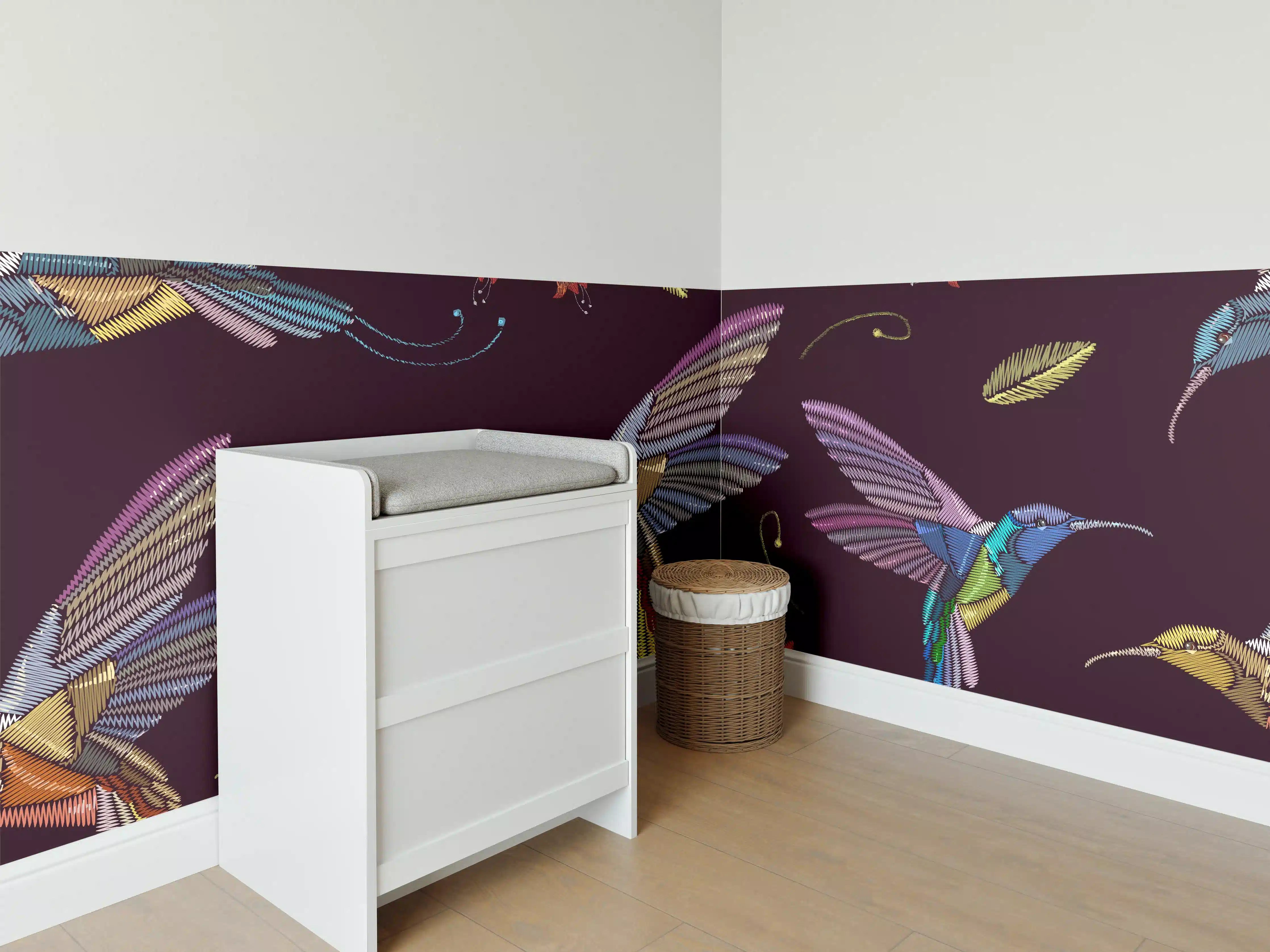Babyzimmer Wandgestaltung - Bunte Kolibri-Stickerei-Muster