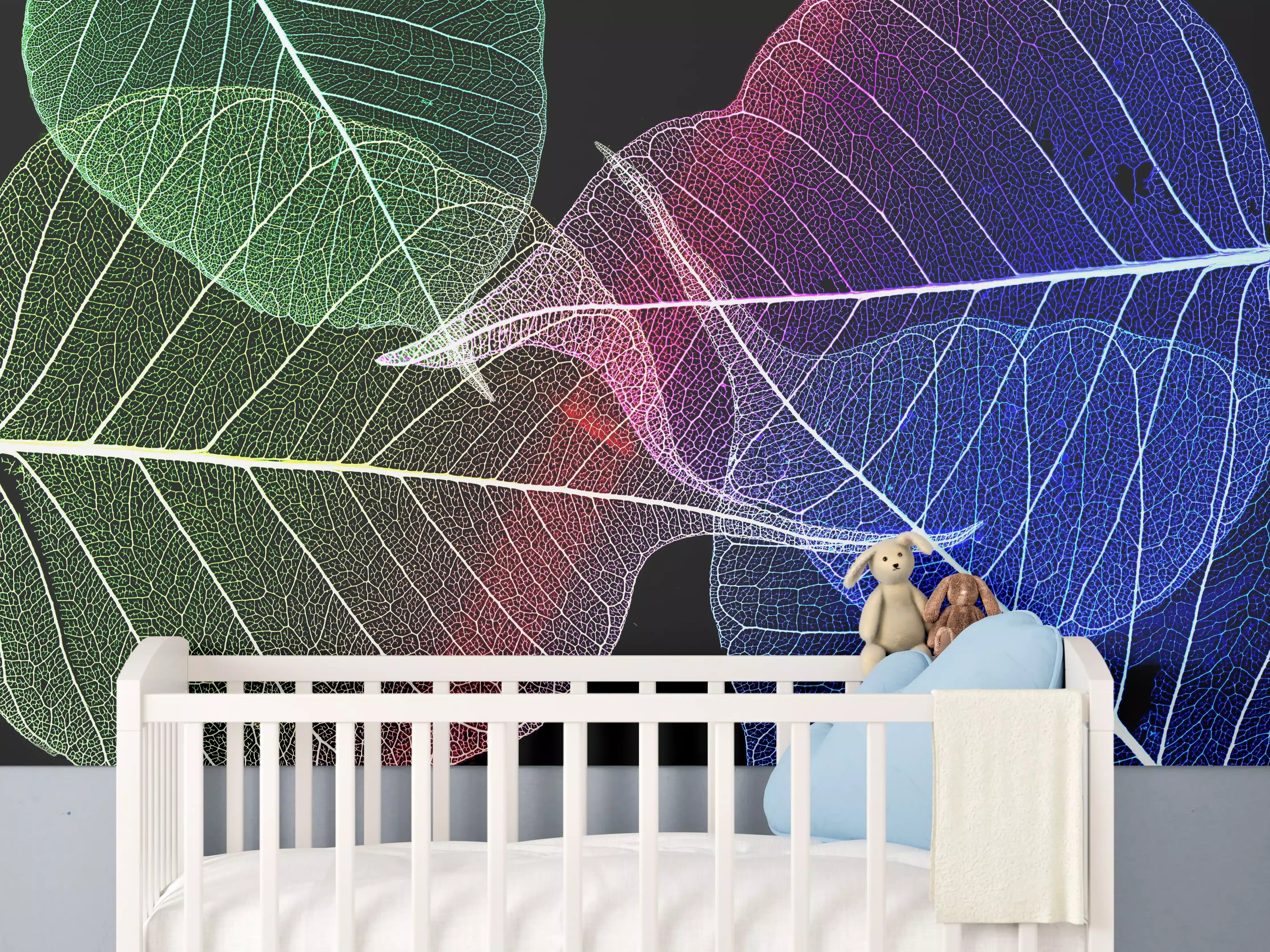 Babyzimmer Wandgestaltung - Bunte Laubtextur auf Schwarz