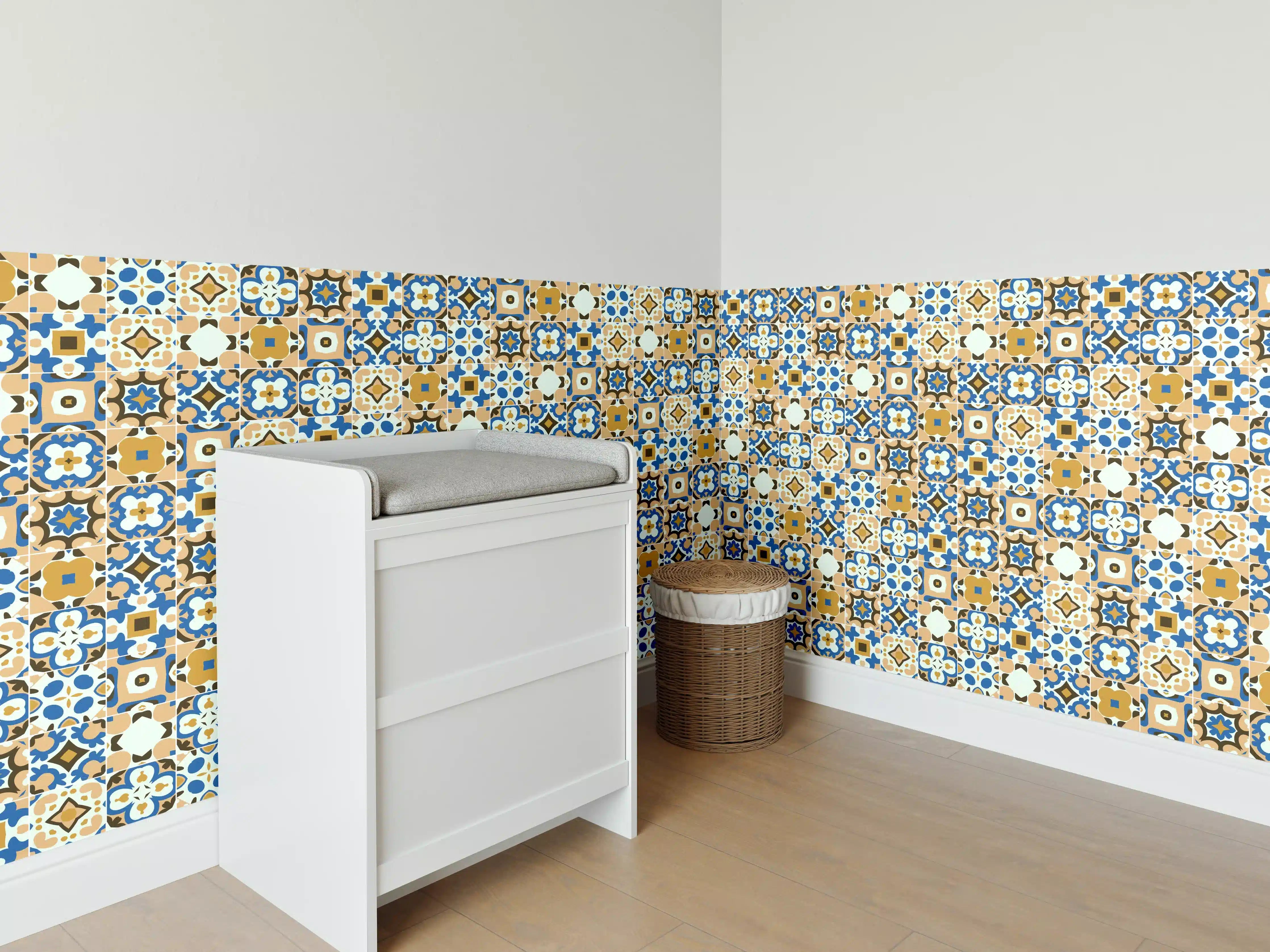 Babyzimmer Wandgestaltung - Bunte Mosaikfliesen in Blau, Gold und Weiß