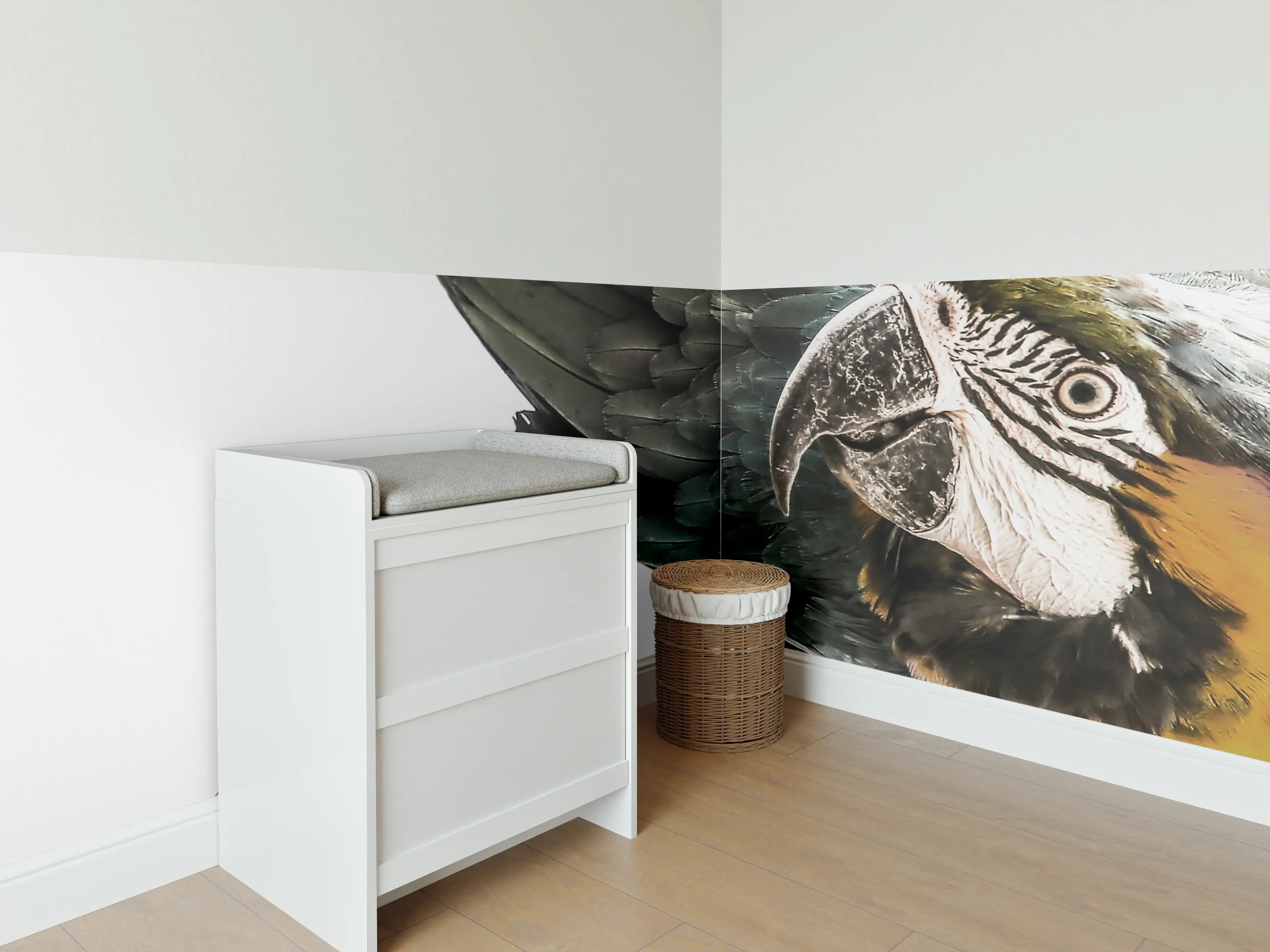 Babyzimmer Wandgestaltung - Bunte Papageien in High-Key