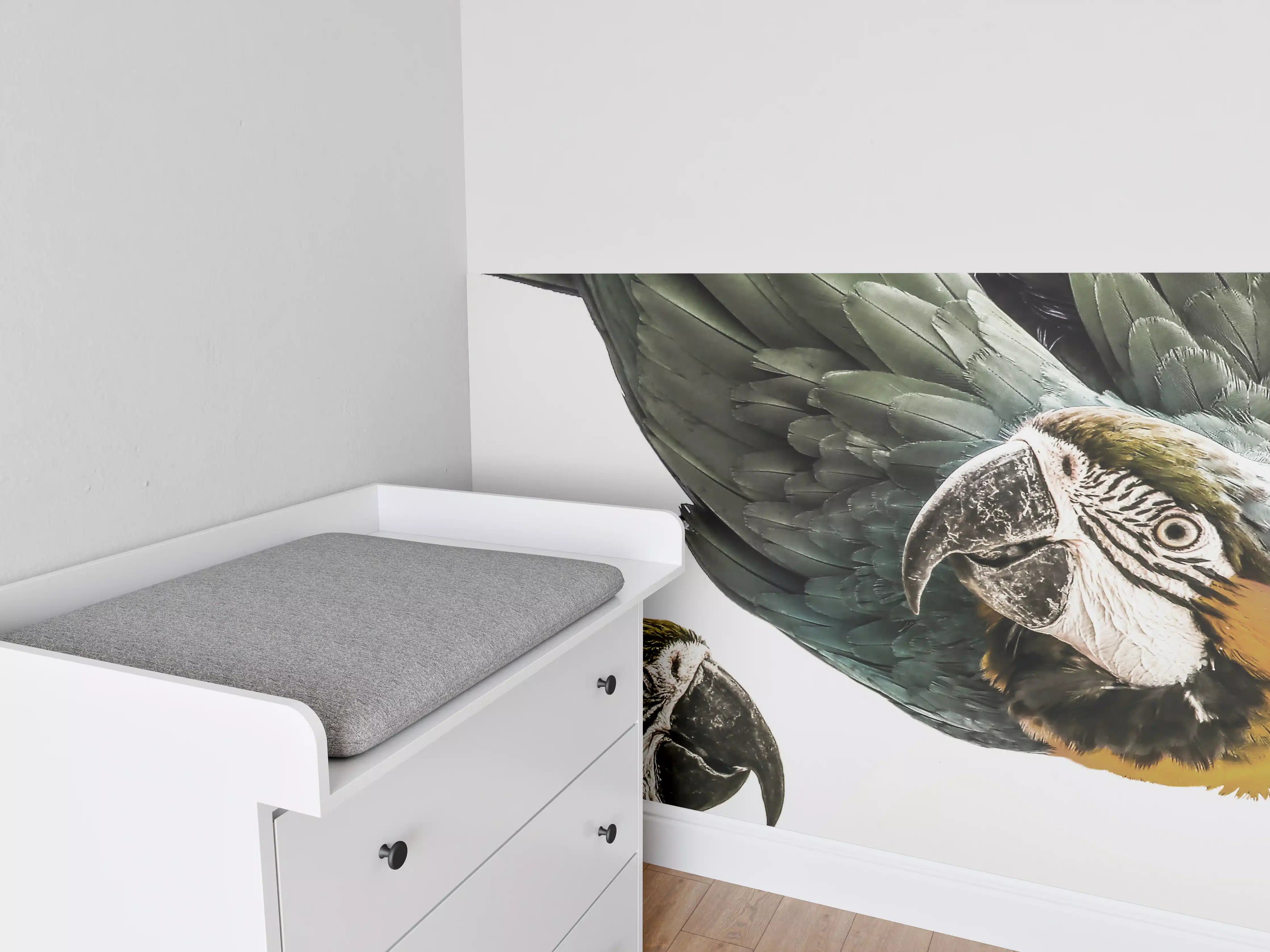 Babyzimmer Wandgestaltung - Bunte Papageien in High-Key