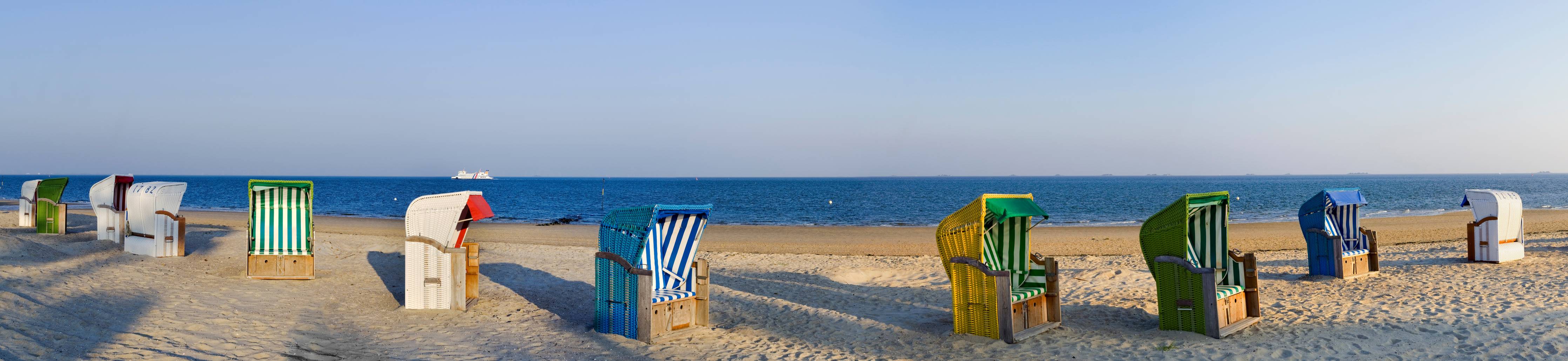 Babyzimmer Wandgestaltung-Bunte Strandkörbe am Meer