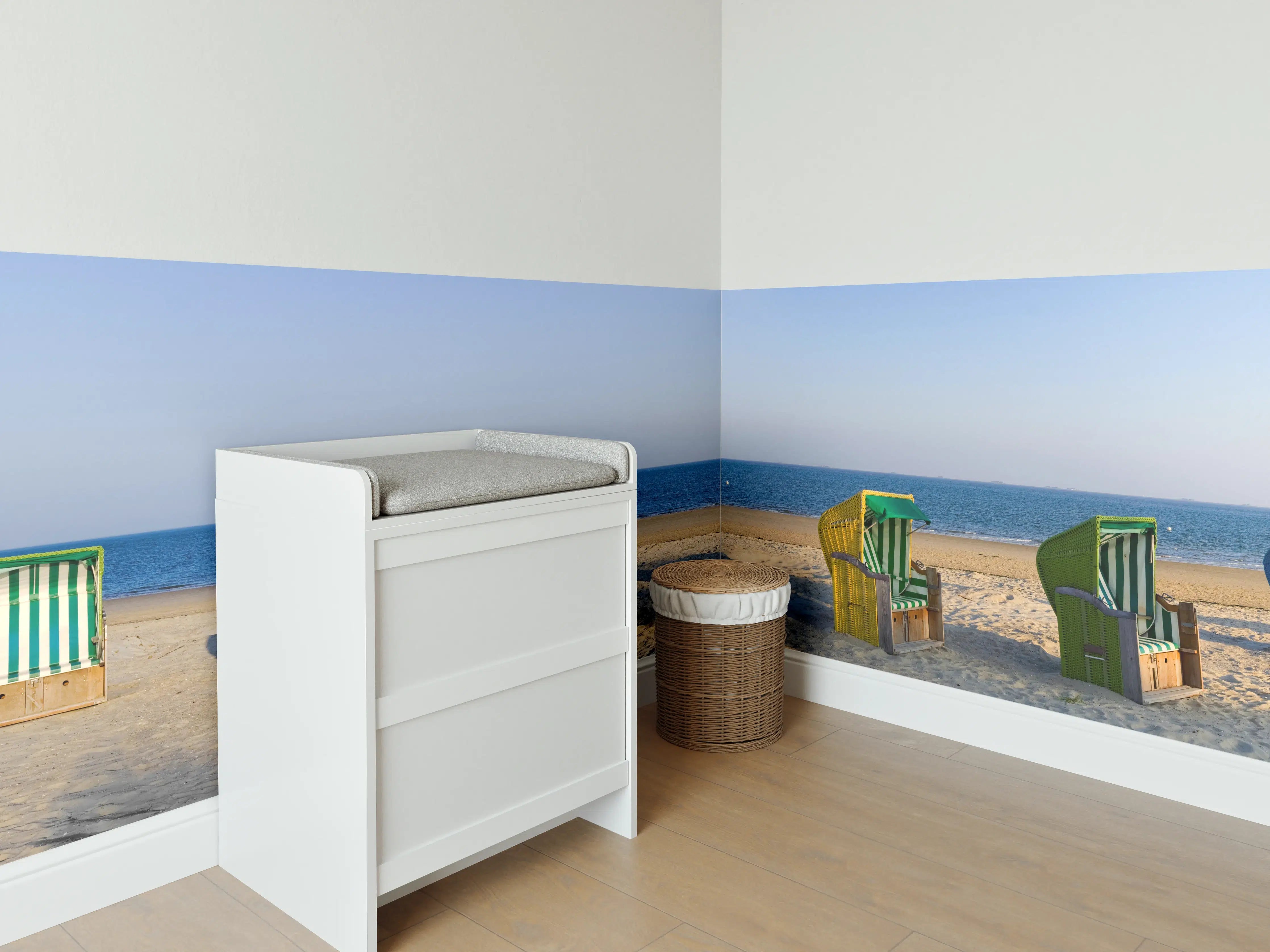 Babyzimmer Wandgestaltung - Bunte Strandkörbe am Meer