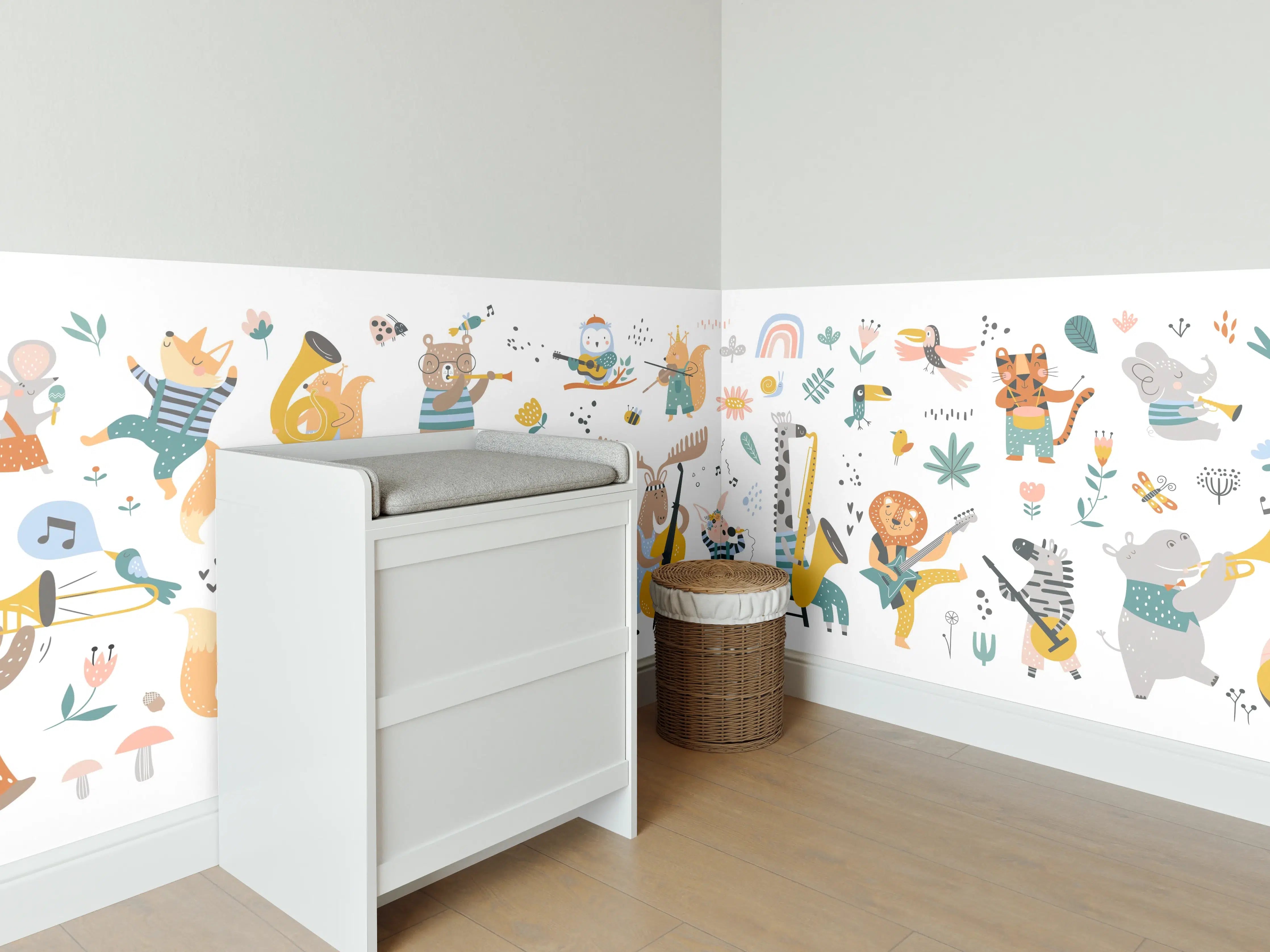 Babyzimmer Wandgestaltung - Bunte Tier- und Instrumenten-Illustration