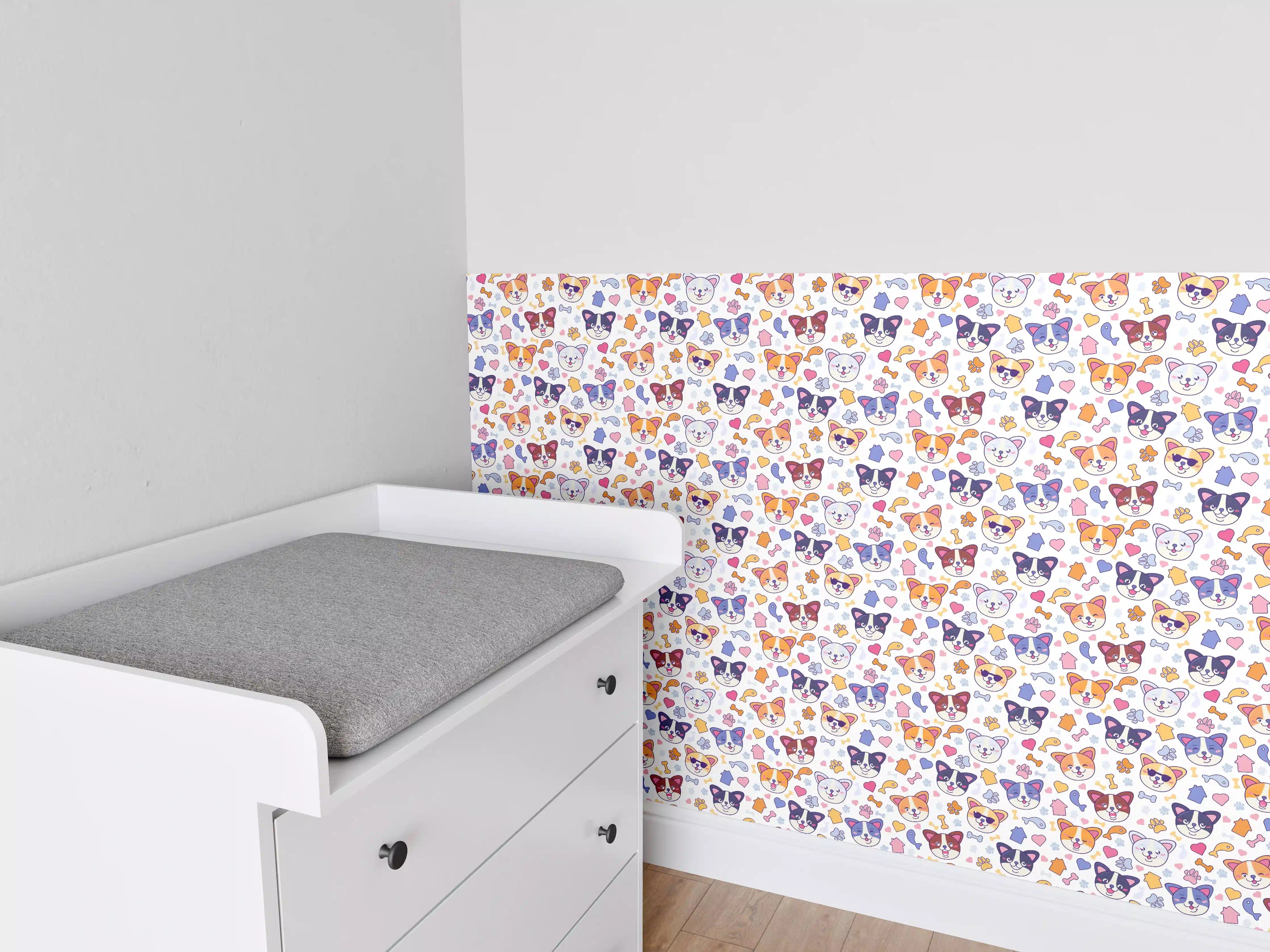 Babyzimmer Wandgestaltung - Bunte Tiermotive mit hellem Hintergrund