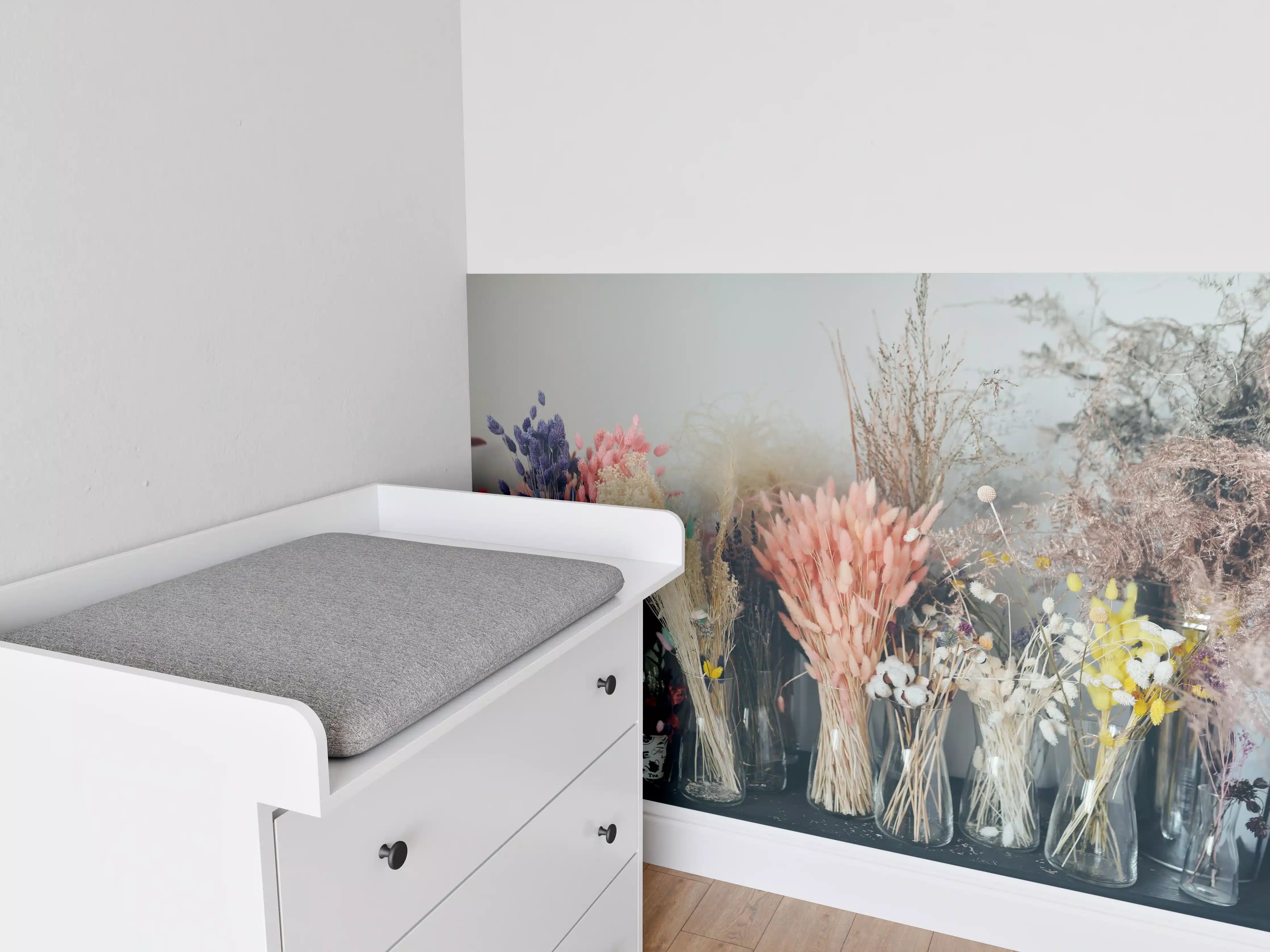 Babyzimmer Wandgestaltung - Bunte Trockenblumen im Regal