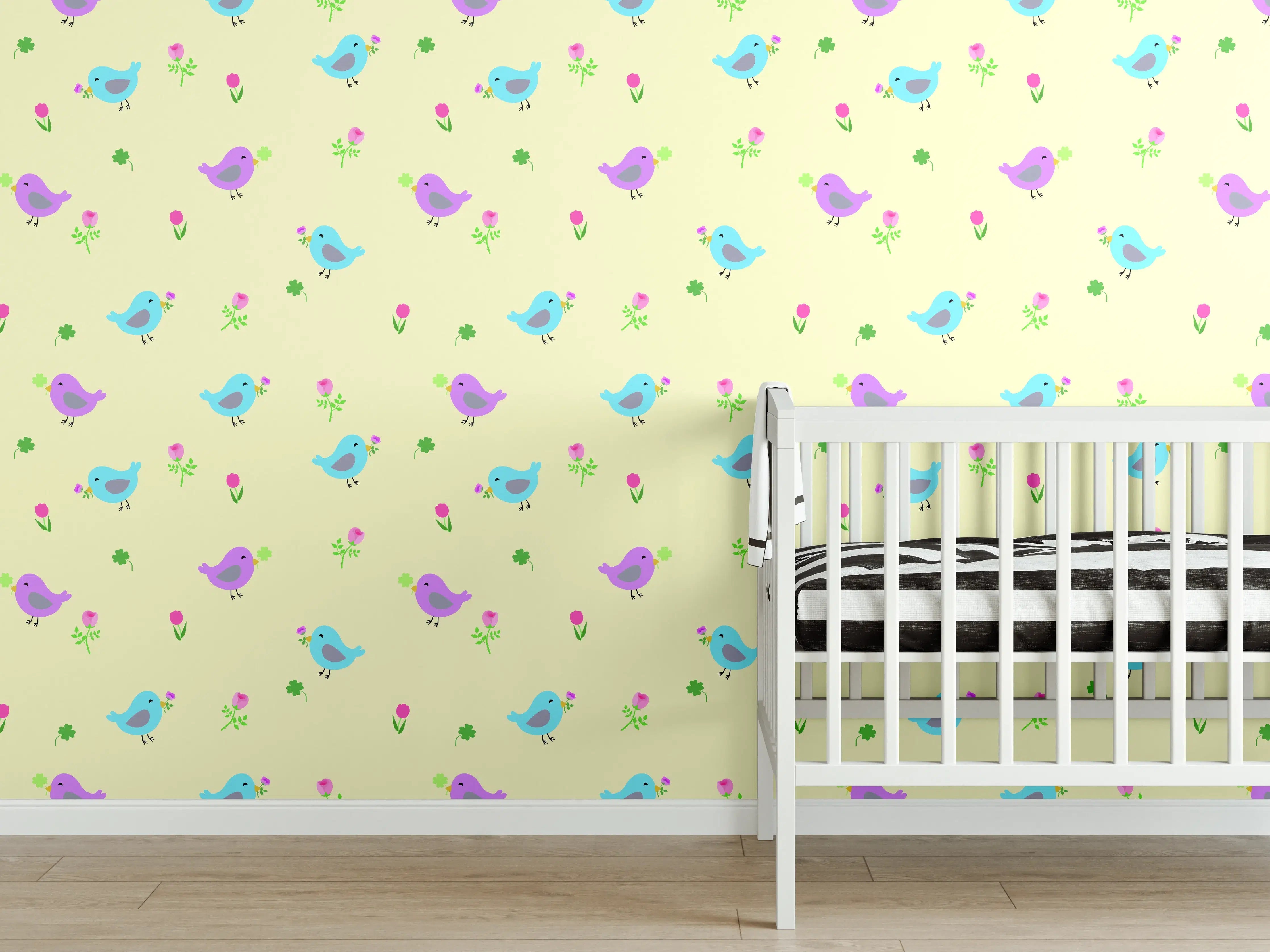Babyzimmer Wandgestaltung - Bunte Vogelmuster auf hellgelbem Hintergrund