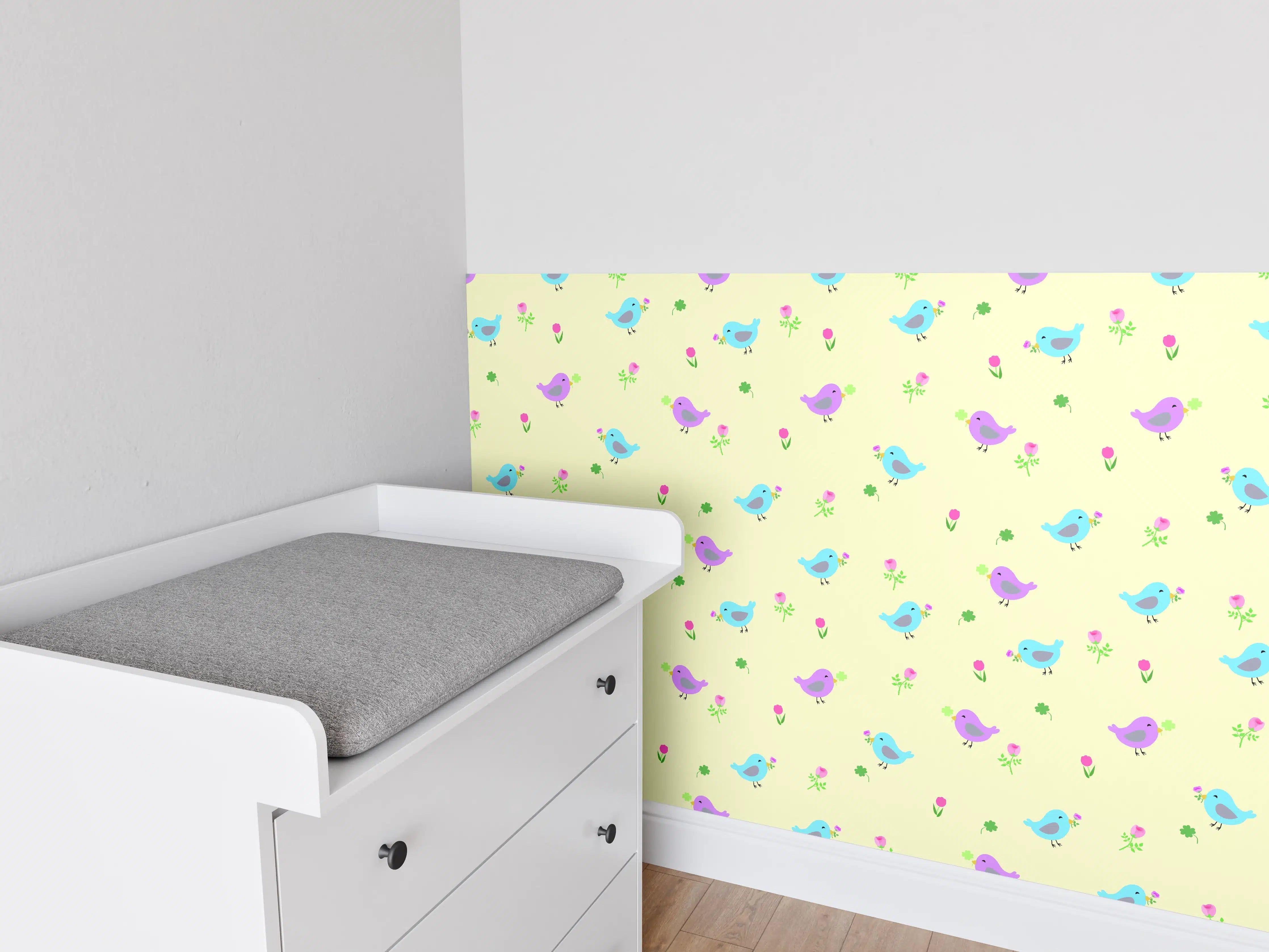 Babyzimmer Wandgestaltung - Bunte Vogelmuster auf hellgelbem Hintergrund