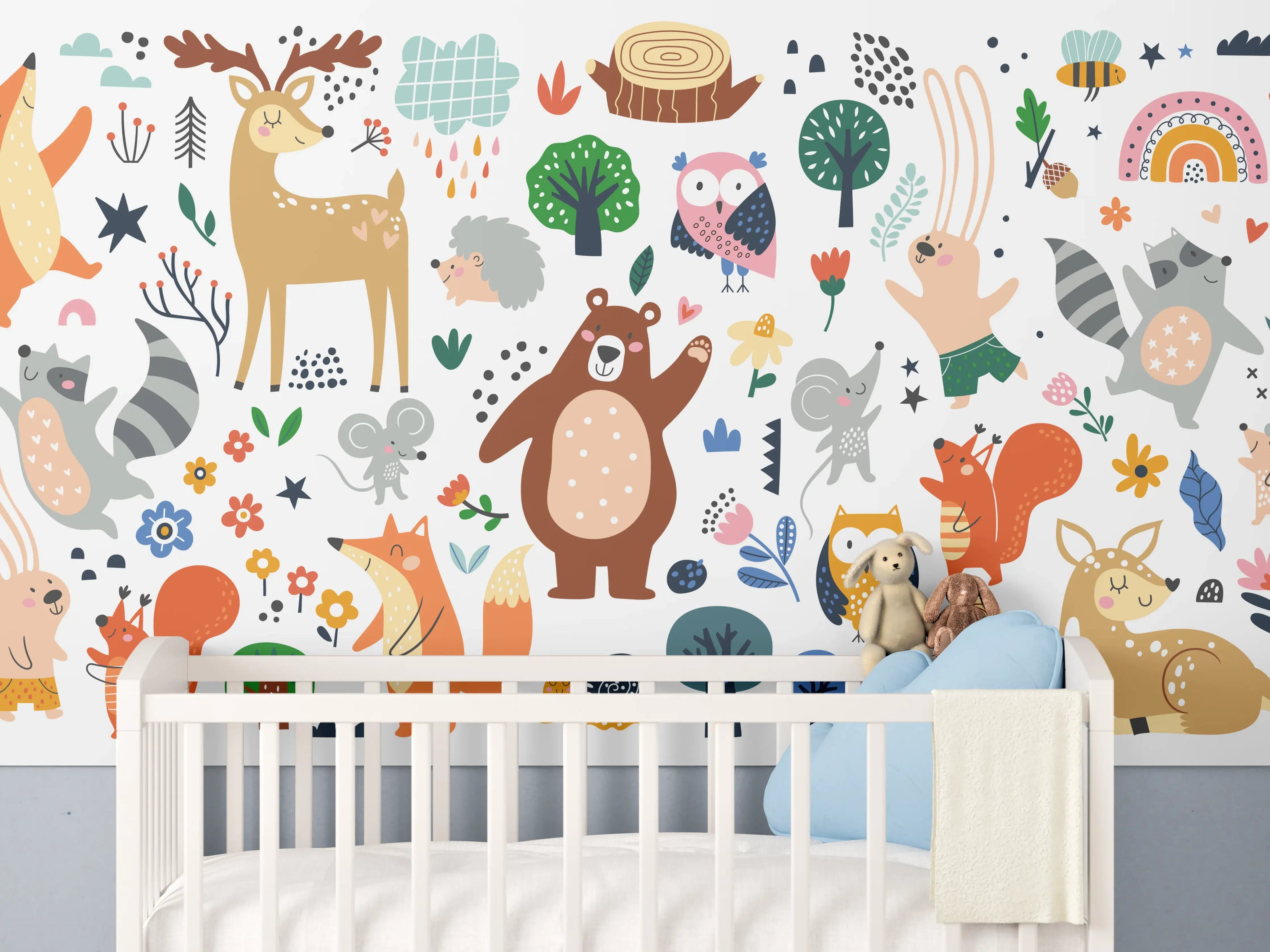 Babyzimmer Wandgestaltung - Bunte Waldtiere in fröhlicher Szenerie