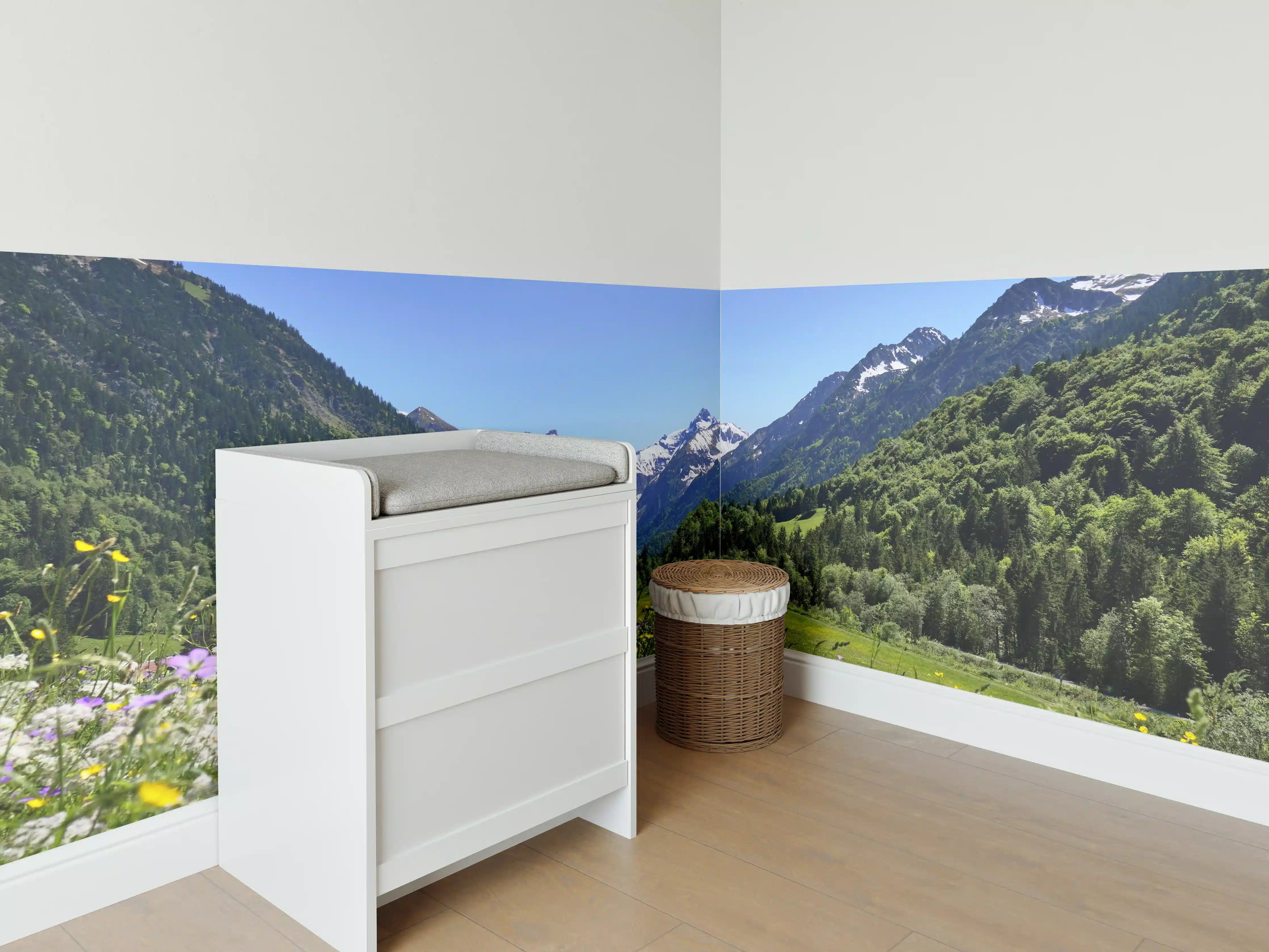 Babyzimmer Wandgestaltung - Bunte Wiese in den Alpen