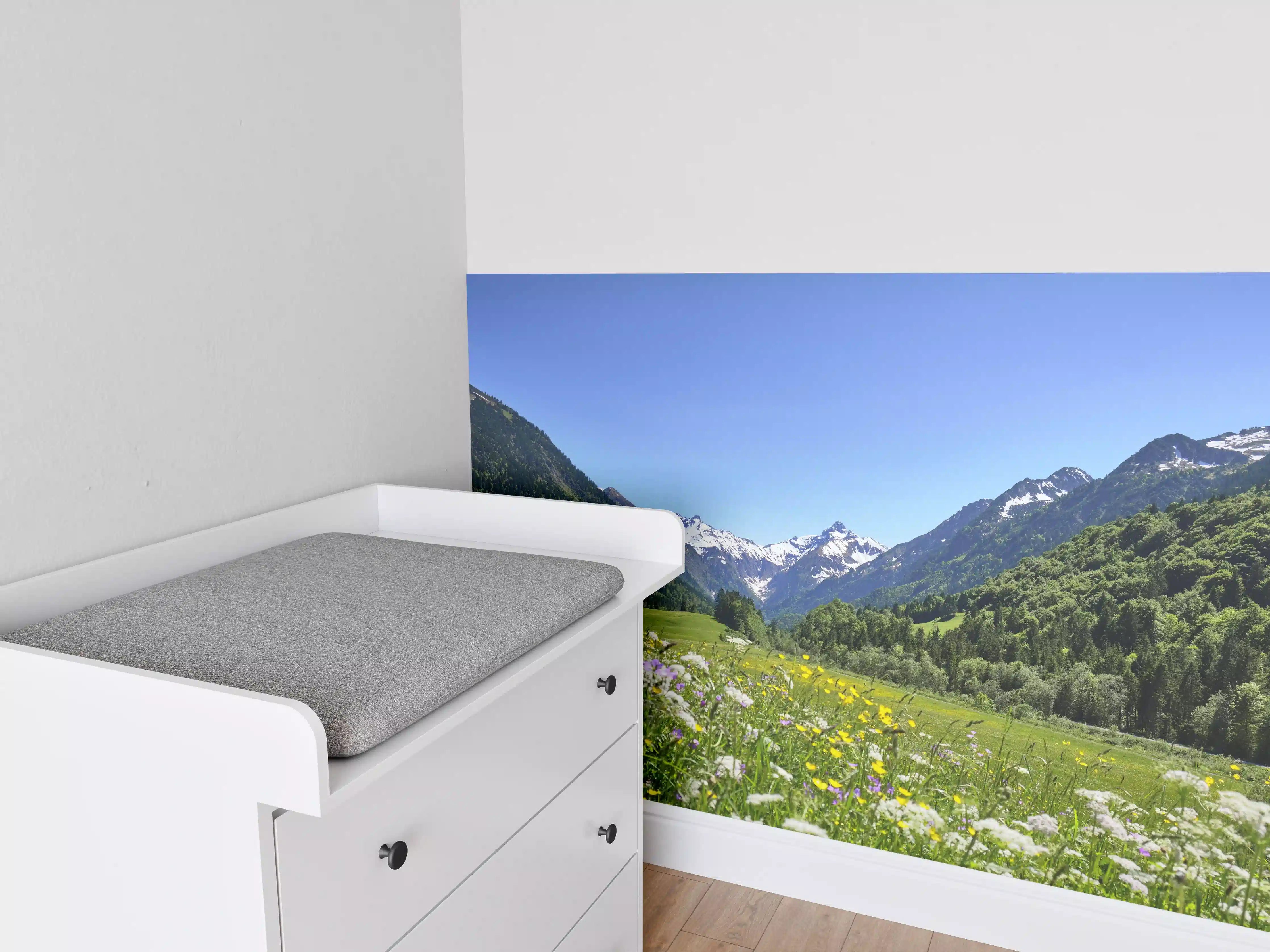 Babyzimmer Wandgestaltung - Bunte Wiese in den Alpen