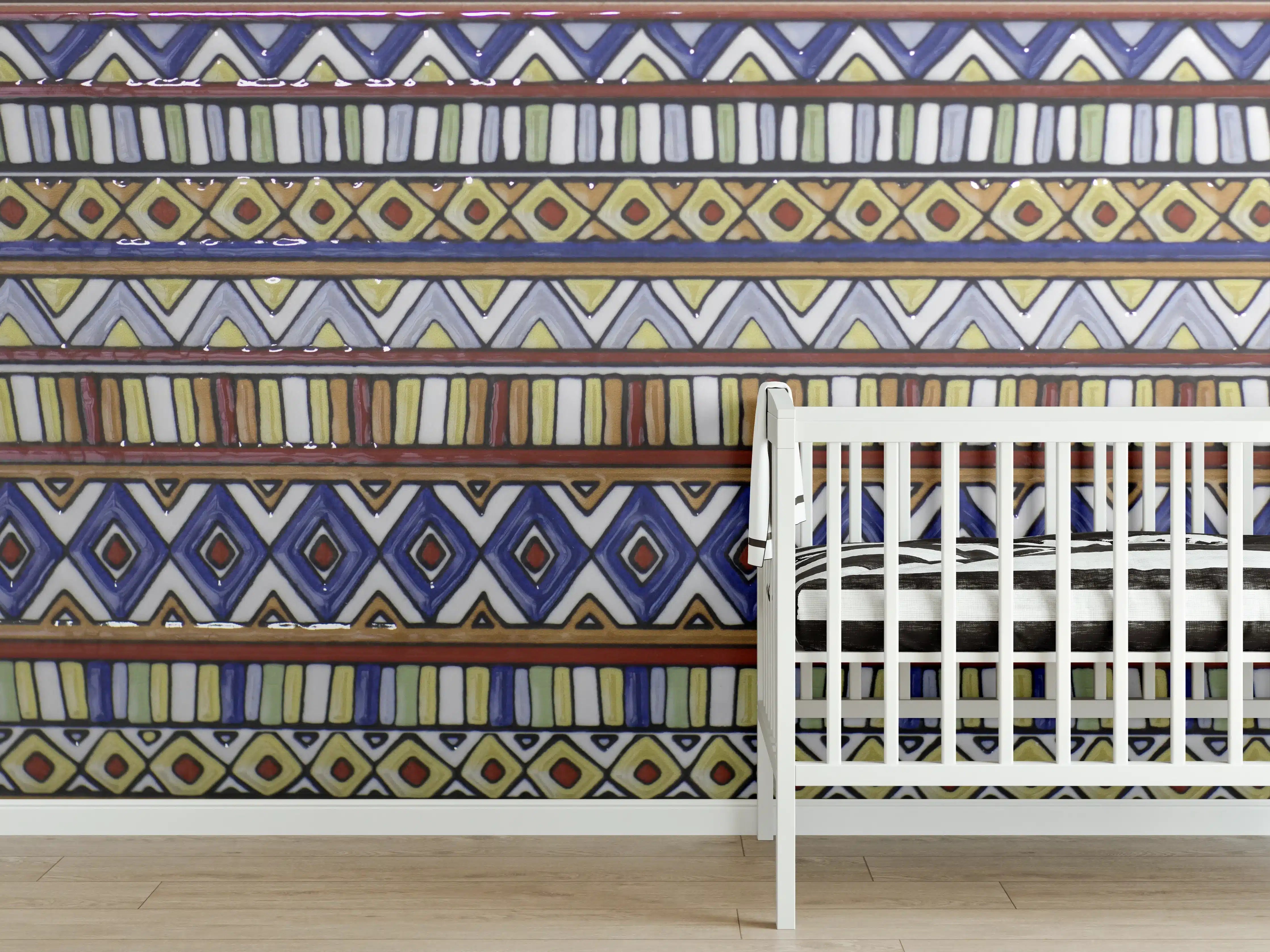 Babyzimmer Wandgestaltung - Bunte afrikanische Stoffe mit geometrischen Mustern