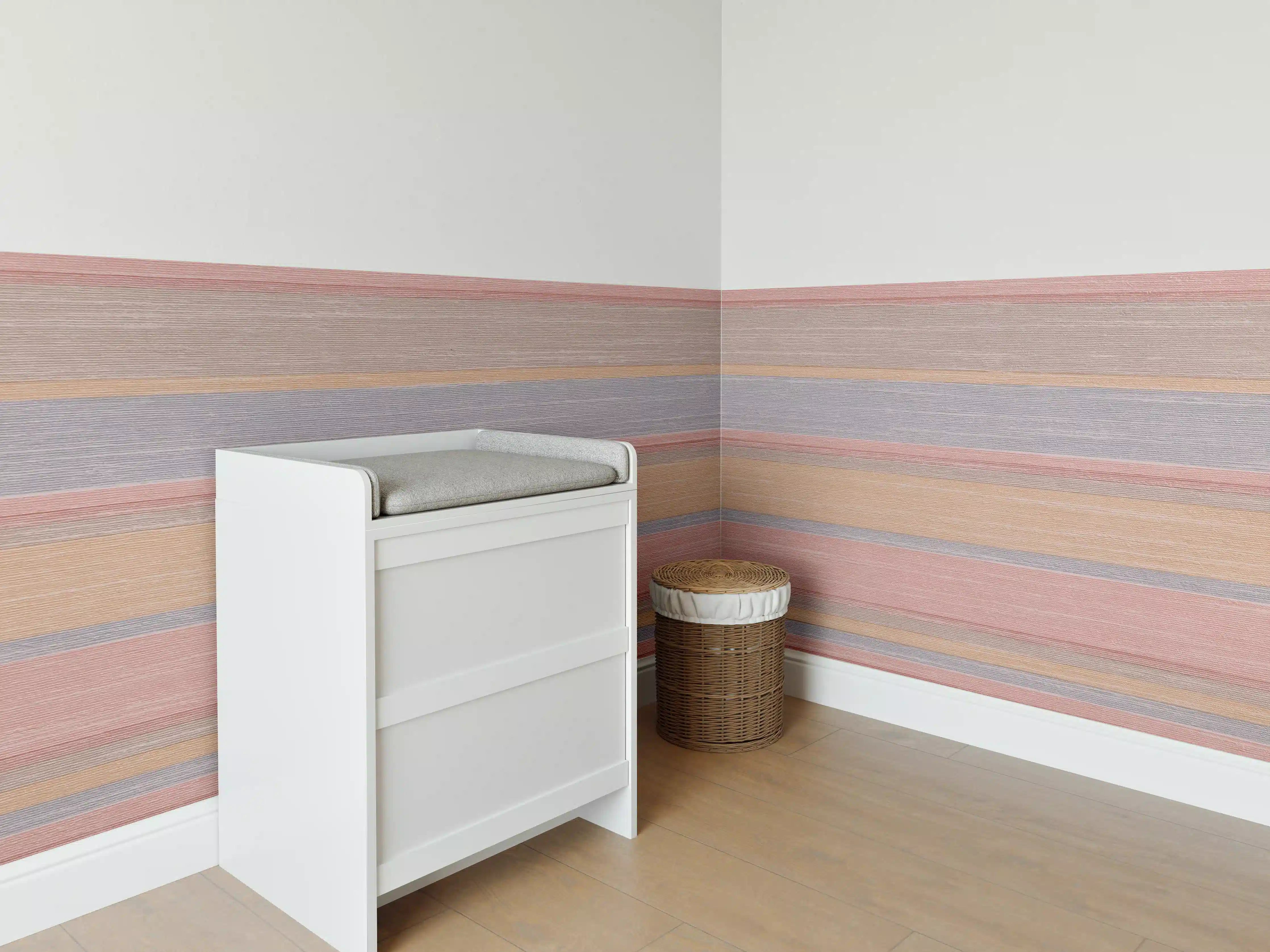 Babyzimmer Wandgestaltung - Bunter Hintergrund mit gestreiftem Muster